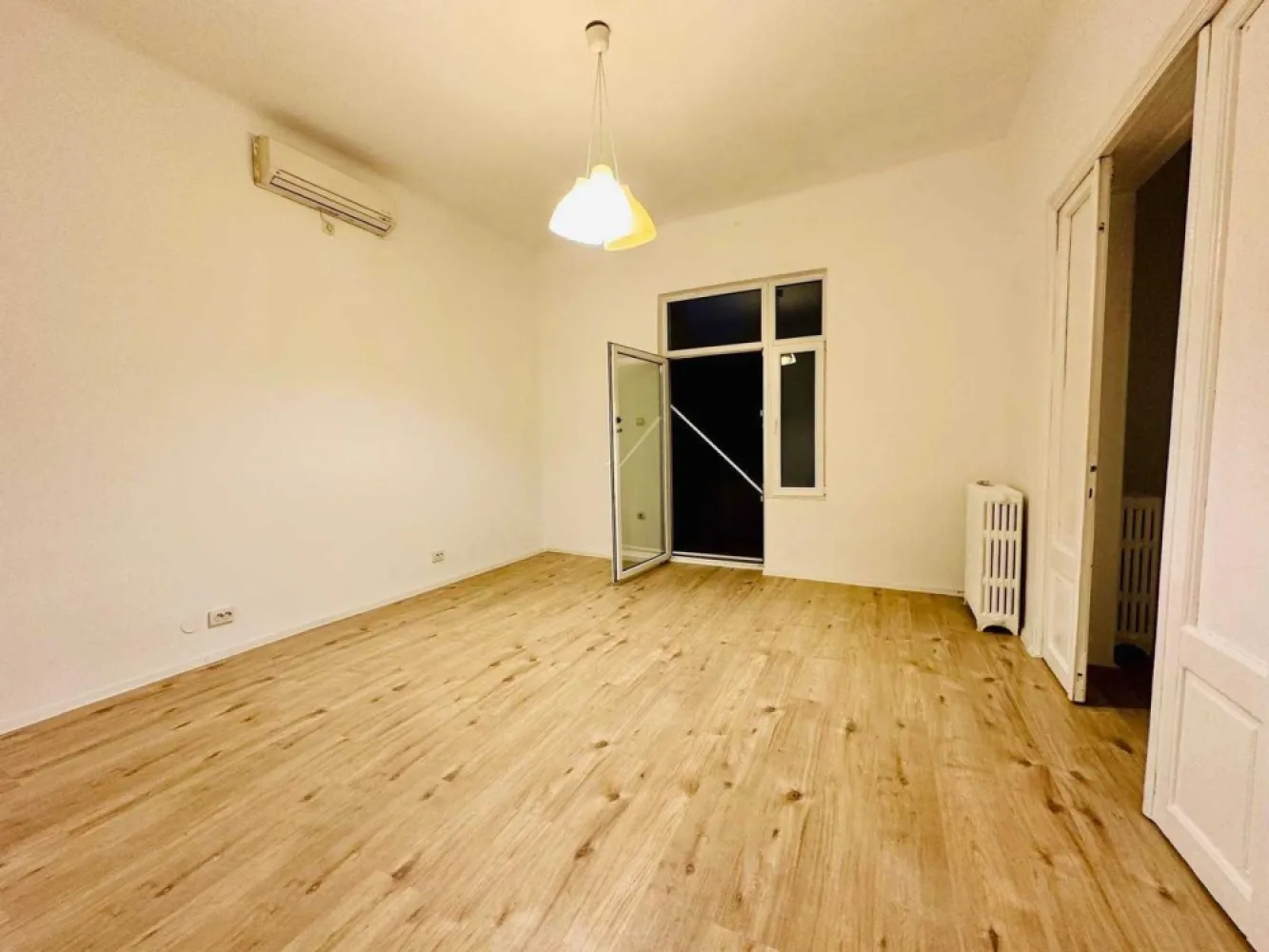 PIATA ROMANA, Proprietar , apartament 3 camere in vila - PROPRIETAR, ofer spre vânzare apartament de 3 camere (83mp) situat in zona Piata Romana - Lascar Catargiu. Imobilul este construit înainte de 1970. 
Este pozitionat la etajul 1/2, compus din 3 camere, 1 baie, bucatarie, 2 balcoane. 
Apartamentul este nemobilat si dispune de o boxă de 4 mp.
Apartamentul este liber, proaspat renovat.
Clasa energetica B.
Blocul este situat intr-o zona de interes, aproape de:
ASE - 2 minute
Piata Romana- 5 minute
Piata Victoriei - 10 minute
Acces facil catre mijloacele de transport in comun, 79, 135, 300, si la 5 minute de mers pe jos fata de Metrou Piata Romana. 
In imprejurimi exista mai multe parcuri, scoli, teatre etc.
Ideal birouri, activitate comerciala.
Nu are lift.