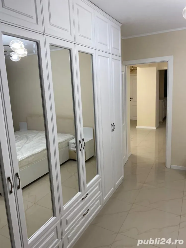Apartament 3 camere bulevardul Decebal - Proprietar, vand apartament 3 camere ( transformat in 2 camere) complet mobilat NOU, situat pe Bd . Decebal, piata Alba Iulia ( vedere bulevard).
Apartamentul are 76 mp utili , este decomandat , dispune de 2 grupuri sanitare si a fost renovat complet in aceasta vara: instalatii electrice si sanitare noi, gresie portelanata , termopane Veka , 2 aparate de aer conditionat, electrocasnice Franke, mașina spălat vase, mașina spălat rufe. 
Inițial apartamentul a fost cu 3 camere însă in urma renovarii am ales sa-l transformam in 2 camere mult mai mari și anume un living room de 32 mp, un dormitor de 20 mp,si o bucatarie de 12 mp (totul intabulat)
Apartamentul se afla la etajul 1 7 al unui bloc dat in folosinta in anul 1993. Pozitionarea lui ultracentrala faciliteaza accesul catre: bulevardul Decebal, statii de metrou si autobuz, centre medicale, banci, scoli, supermarket-uri. 
Pretul de vanzare este ușor negociabil.