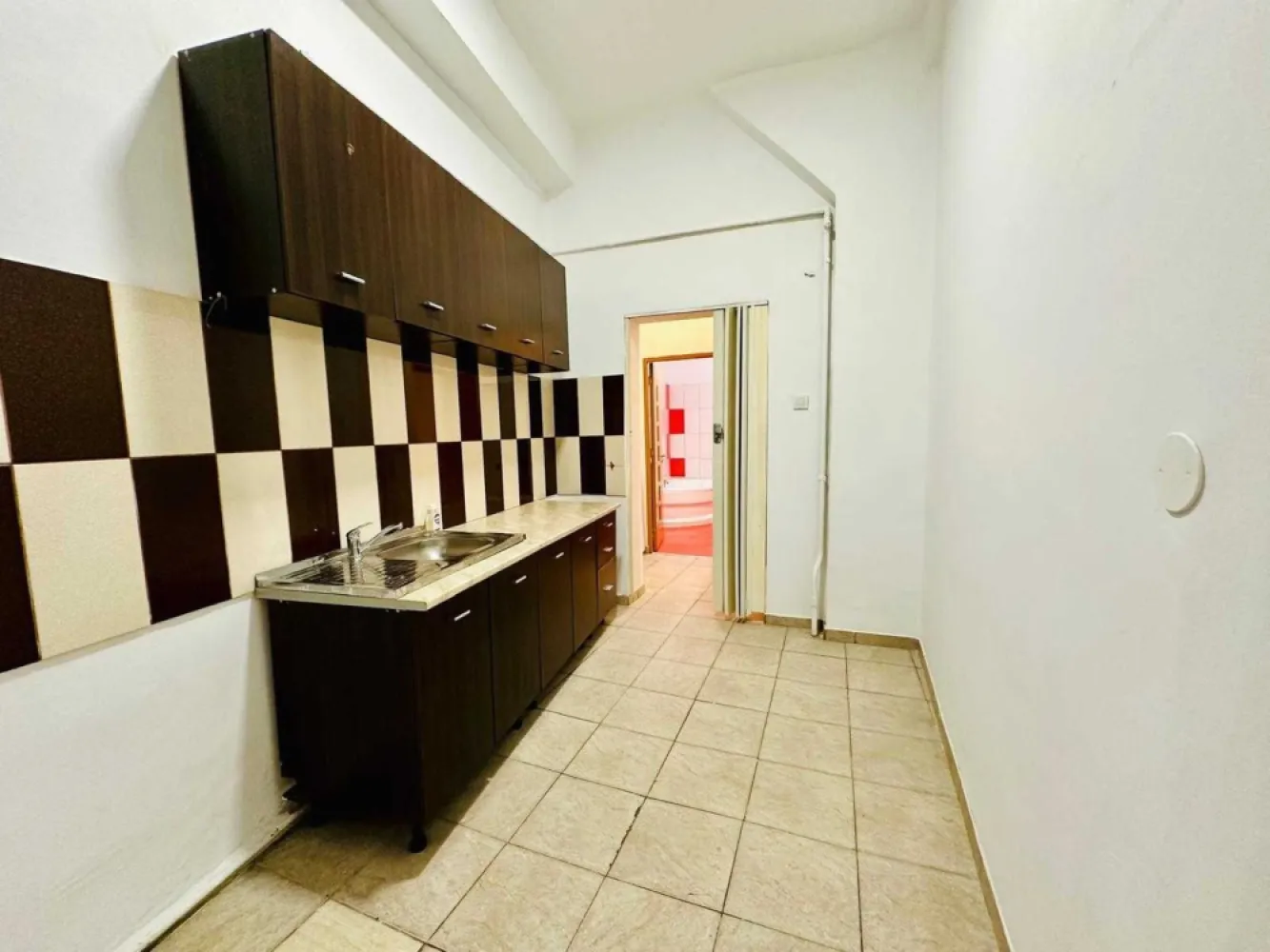 PIATA ROMANA, Proprietar , apartament 3 camere in vila - PROPRIETAR, ofer spre vânzare apartament de 3 camere (83mp) situat in zona Piata Romana - Lascar Catargiu. Imobilul este construit înainte de 1970. 
Este pozitionat la etajul 1/2, compus din 3 camere, 1 baie, bucatarie, 2 balcoane. 
Apartamentul este nemobilat si dispune de o boxă de 4 mp.
Apartamentul este liber, proaspat renovat.
Clasa energetica B.
Blocul este situat intr-o zona de interes, aproape de:
ASE - 2 minute
Piata Romana- 5 minute
Piata Victoriei - 10 minute
Acces facil catre mijloacele de transport in comun, 79, 135, 300, si la 5 minute de mers pe jos fata de Metrou Piata Romana. 
In imprejurimi exista mai multe parcuri, scoli, teatre etc.
Ideal birouri, activitate comerciala.
Nu are lift.