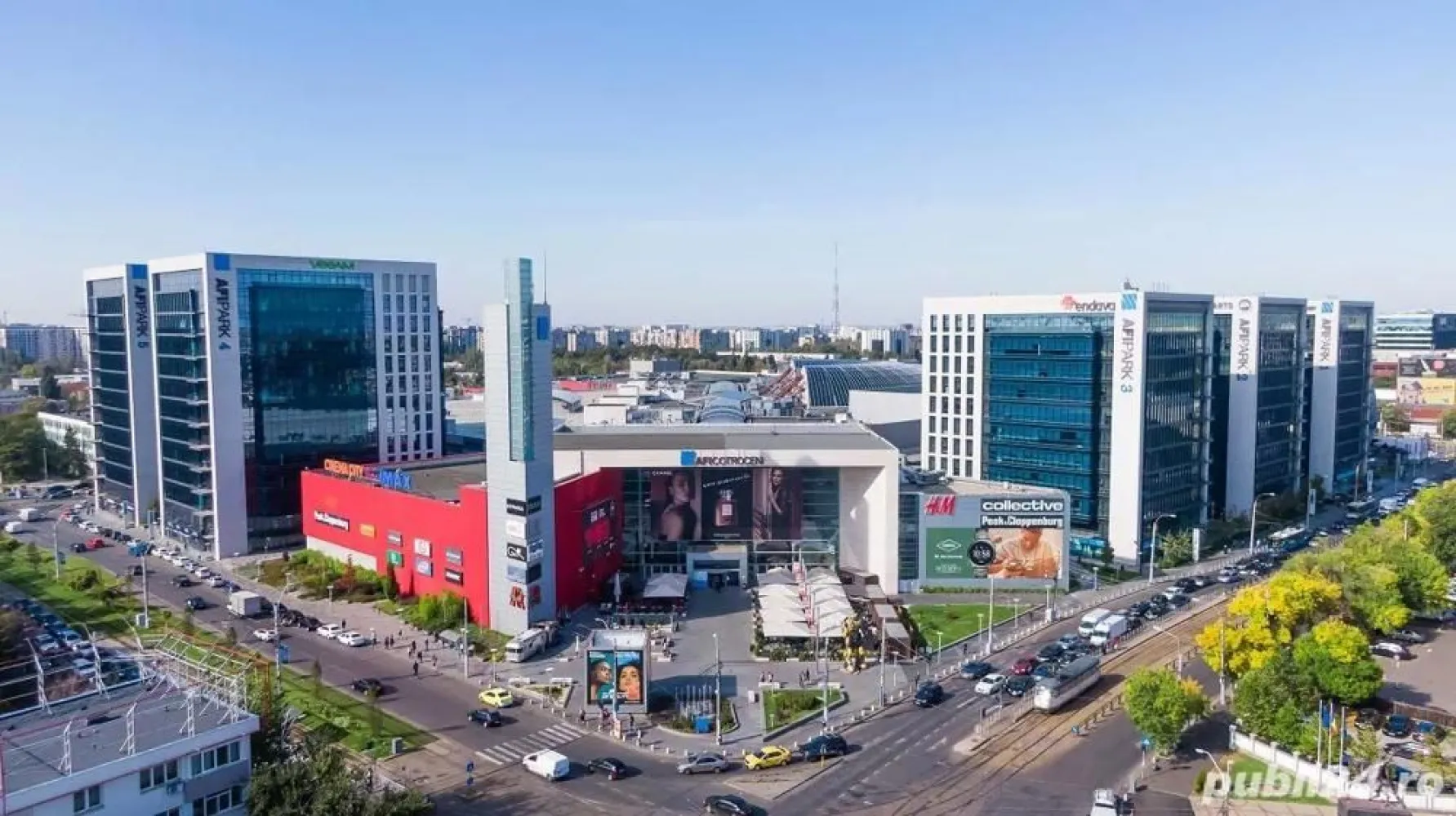Apartament 3 camere Superb | Bloc Nou | 2 bai | Terasa | Boxa | AFI Cotroceni | Parcul Liniei - Ofer spre vanzare un superb apartament cu 3 camere aflat in complexul rezidential EXIGENT PLAZA RESIDENCE din Bucuresti, Sectorul 6, zona Timisoara Lujerului - Cotroceni la cateva minute mers pe jos de AFI Cotroceni si Plaza Romania Mall. 
 
Complexul rezidential este amplasat în apropierea celui mai nou si frumos parc liniar din Bucuresti - Parcul Liniei, dar si in proximitatea Parcului Timisoara cat si Parcului Drumul Taberei (Moghioros). Apartamentul are acces la toate tipurile de transport in comun (metrou Lujerului 10min, tramvai, autobuz, etc). De asemenea, in incinta compelxului sunt supermarketurile Carrefour si Profi, iar in imediata apropiere se afla Cora Lujerului, Lidl si Auchan, etc.

Apartamentul de 3 camere este complet decomandat si compartimentat astfel: hol generos, living spatios si luminos cu 2 geamuri mari, bucatarie mare cu 2 geamuri cu dinning, 2 dormitoare spatioase (dintre care un dormitor este de tip matrimonial cu dressing si baie proprie), 2 bai (una principala cu cada iar cealalta pentru dormitorul matrimonial cu cabina dus walk-in), terasa deschisa cu balustrada din sticla securizata si cu acces atat din bucatarie cat si din living. Suprafata utila totala este 75 m2 iar cea construita 92 m.p. 

Apartamentul este complet mobilat si utilat cu centrala gaz cu wifi Viessmann, aer conditionat cu wifi, electrocasnice incorporate Bosch, masina de spalat vase, masina de spalat rufe, uscator, etc. 

Facilitatile si Caracteristicile cheie ale acestui apartament includ:
- Localizare excelenta: AFI Cotroceni Mall, Plaza Romania Mall, Cladiri de Birouri, Supermarketuri, Universitati si Licee, Scoli, Gradinite, Parcul Liniei, etc.
- Bloc nou 2022 - arhitectura si design modern, 2 lifturi silentioase Kone.
- Finisaje premium, glafuri marmura, geamuri tip "perete" de sus pana jos care permit luminii naturale sa patrunda in fiecare colt
- Incalzire prin centrala proprie pe gaz wifi Viessmann si termostat ambiental wireless.
- Complex rezidential securizat paza si video si curte mare cu spatii verzi.
- Terasa cu balustrada cu sticla securizata si finisaje gresie portelanat si marmura.
- Complex residential cu parcare subterana si supraterana, inclusiv si parcare si pentru vizitatori.
- Acces usor si facil catre toate mijloacele de transport in comun: metrou, tramvai, etc.

Va asteptam la vizionare!