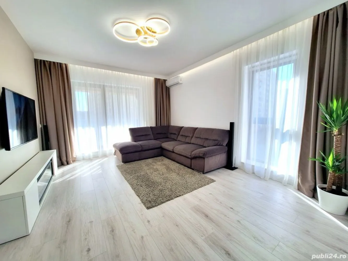Apartament 3 camere Superb | Bloc Nou | 2 bai | Terasa | Boxa | AFI Cotroceni | Parcul Liniei - Ofer spre vanzare un superb apartament cu 3 camere aflat in complexul rezidential EXIGENT PLAZA RESIDENCE din Bucuresti, Sectorul 6, zona Timisoara Lujerului - Cotroceni la cateva minute mers pe jos de AFI Cotroceni si Plaza Romania Mall. 
 
Complexul rezidential este amplasat în apropierea celui mai nou si frumos parc liniar din Bucuresti - Parcul Liniei, dar si in proximitatea Parcului Timisoara cat si Parcului Drumul Taberei (Moghioros). Apartamentul are acces la toate tipurile de transport in comun (metrou Lujerului 10min, tramvai, autobuz, etc). De asemenea, in incinta compelxului sunt supermarketurile Carrefour si Profi, iar in imediata apropiere se afla Cora Lujerului, Lidl si Auchan, etc.

Apartamentul de 3 camere este complet decomandat si compartimentat astfel: hol generos, living spatios si luminos cu 2 geamuri mari, bucatarie mare cu 2 geamuri cu dinning, 2 dormitoare spatioase (dintre care un dormitor este de tip matrimonial cu dressing si baie proprie), 2 bai (una principala cu cada iar cealalta pentru dormitorul matrimonial cu cabina dus walk-in), terasa deschisa cu balustrada din sticla securizata si cu acces atat din bucatarie cat si din living. Suprafata utila totala este 75 m2 iar cea construita 92 m.p. 

Apartamentul este complet mobilat si utilat cu centrala gaz cu wifi Viessmann, aer conditionat cu wifi, electrocasnice incorporate Bosch, masina de spalat vase, masina de spalat rufe, uscator, etc. 

Facilitatile si Caracteristicile cheie ale acestui apartament includ:
- Localizare excelenta: AFI Cotroceni Mall, Plaza Romania Mall, Cladiri de Birouri, Supermarketuri, Universitati si Licee, Scoli, Gradinite, Parcul Liniei, etc.
- Bloc nou 2022 - arhitectura si design modern, 2 lifturi silentioase Kone.
- Finisaje premium, glafuri marmura, geamuri tip "perete" de sus pana jos care permit luminii naturale sa patrunda in fiecare colt
- Incalzire prin centrala proprie pe gaz wifi Viessmann si termostat ambiental wireless.
- Complex rezidential securizat paza si video si curte mare cu spatii verzi.
- Terasa cu balustrada cu sticla securizata si finisaje gresie portelanat si marmura.
- Complex residential cu parcare subterana si supraterana, inclusiv si parcare si pentru vizitatori.
- Acces usor si facil catre toate mijloacele de transport in comun: metrou, tramvai, etc.

Va asteptam la vizionare!