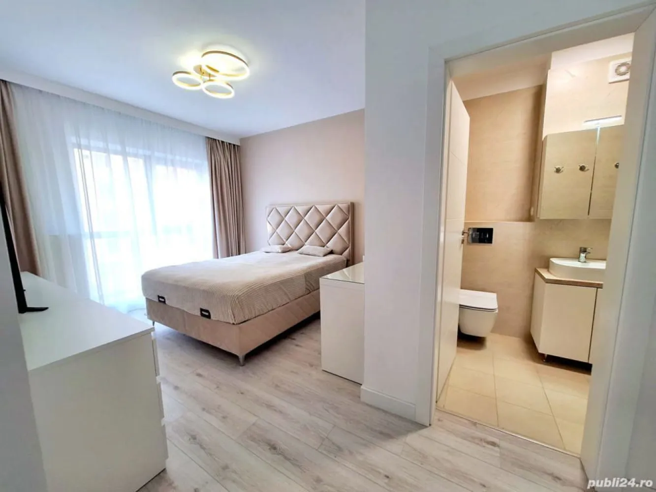 Apartament 3 camere Superb | Bloc Nou | 2 bai | Terasa | Boxa | AFI Cotroceni | Parcul Liniei - Ofer spre vanzare un superb apartament cu 3 camere aflat in complexul rezidential EXIGENT PLAZA RESIDENCE din Bucuresti, Sectorul 6, zona Timisoara Lujerului - Cotroceni la cateva minute mers pe jos de AFI Cotroceni si Plaza Romania Mall. 
 
Complexul rezidential este amplasat în apropierea celui mai nou si frumos parc liniar din Bucuresti - Parcul Liniei, dar si in proximitatea Parcului Timisoara cat si Parcului Drumul Taberei (Moghioros). Apartamentul are acces la toate tipurile de transport in comun (metrou Lujerului 10min, tramvai, autobuz, etc). De asemenea, in incinta compelxului sunt supermarketurile Carrefour si Profi, iar in imediata apropiere se afla Cora Lujerului, Lidl si Auchan, etc.

Apartamentul de 3 camere este complet decomandat si compartimentat astfel: hol generos, living spatios si luminos cu 2 geamuri mari, bucatarie mare cu 2 geamuri cu dinning, 2 dormitoare spatioase (dintre care un dormitor este de tip matrimonial cu dressing si baie proprie), 2 bai (una principala cu cada iar cealalta pentru dormitorul matrimonial cu cabina dus walk-in), terasa deschisa cu balustrada din sticla securizata si cu acces atat din bucatarie cat si din living. Suprafata utila totala este 75 m2 iar cea construita 92 m.p. 

Apartamentul este complet mobilat si utilat cu centrala gaz cu wifi Viessmann, aer conditionat cu wifi, electrocasnice incorporate Bosch, masina de spalat vase, masina de spalat rufe, uscator, etc. 

Facilitatile si Caracteristicile cheie ale acestui apartament includ:
- Localizare excelenta: AFI Cotroceni Mall, Plaza Romania Mall, Cladiri de Birouri, Supermarketuri, Universitati si Licee, Scoli, Gradinite, Parcul Liniei, etc.
- Bloc nou 2022 - arhitectura si design modern, 2 lifturi silentioase Kone.
- Finisaje premium, glafuri marmura, geamuri tip "perete" de sus pana jos care permit luminii naturale sa patrunda in fiecare colt
- Incalzire prin centrala proprie pe gaz wifi Viessmann si termostat ambiental wireless.
- Complex rezidential securizat paza si video si curte mare cu spatii verzi.
- Terasa cu balustrada cu sticla securizata si finisaje gresie portelanat si marmura.
- Complex residential cu parcare subterana si supraterana, inclusiv si parcare si pentru vizitatori.
- Acces usor si facil catre toate mijloacele de transport in comun: metrou, tramvai, etc.

Va asteptam la vizionare!