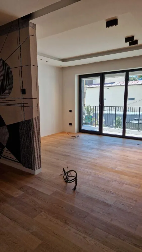 Vanzare 3 camere Barbu Vacarescu imobil nou 289.000 E +tva - Vanzare apartament 3 cam intr-un proiect imobiliar nou in zona Barbu Vacarescu, Floreasca, langa Kaufland si Lidl, cu blocuri de mica inaltime, la etajul 4/5, 100 mp construiti, 2 grupuri sanitare, lift, finisaje premium, finalizare luna decembrie 2024, S+P+3E+4E+5R retras.
Se poate vinde si mobilat.
Pret vanzare 289.000 E +TVA.
Loc parcare subteran sistem tip Klaus cu 2 locuri 27.000E+TVA.
DIRECT DEZVOLTATOR

NU COLABORAM CU AGENTII IMOBILIARE