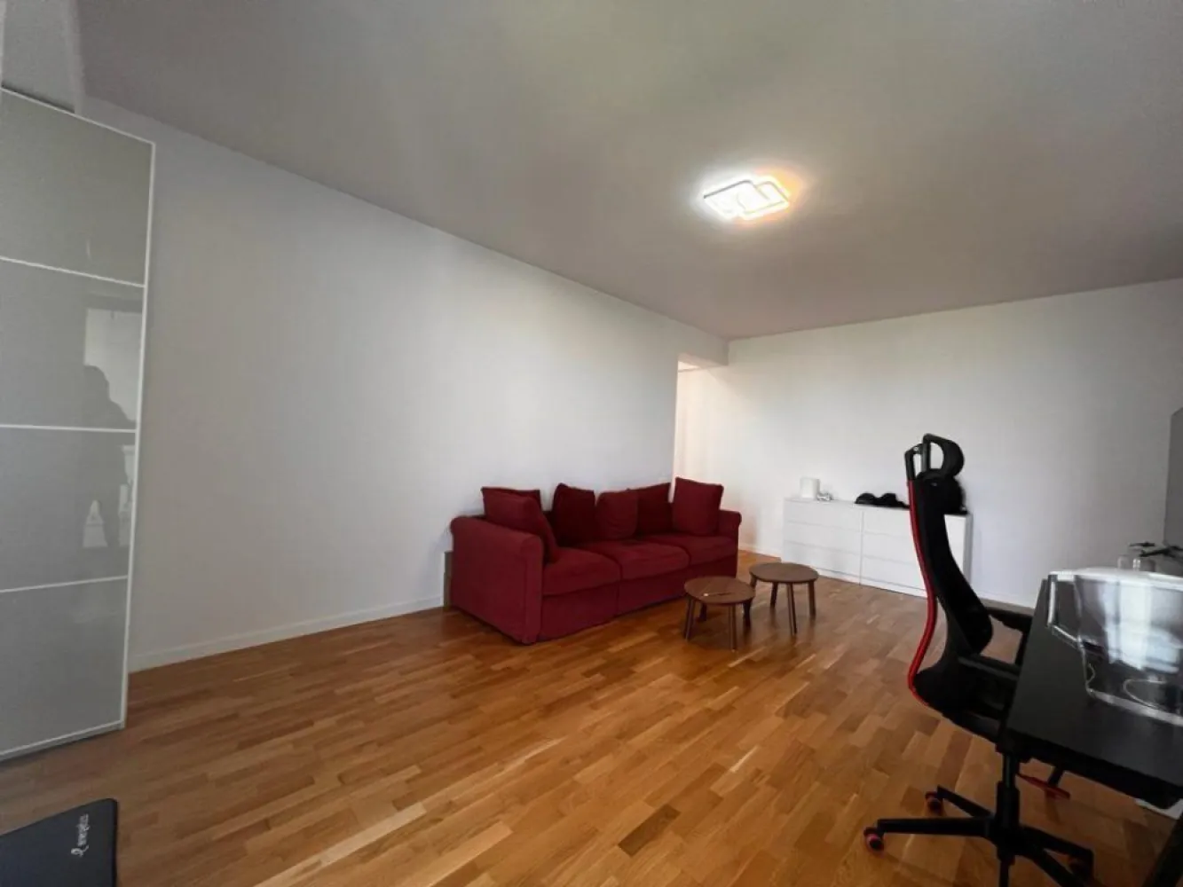 De vanzare Apartament NOU 3 camere | 2 Bai | Parcare | Atlas Residance-Aviatiei - Apartament 3 camere, 2 bai, bucatarie inchisa, in Atlas Residence imobil NOU, zona Aviatiei-Baneasa.
Detine loc de parcare subteran.
Suprafata 120 mp.
2 terase.
Centrala proprie, parchet, aer conditionat Mitsubishi, incalzire pardoseala, videointerfon.
Bucatarie mobilata/utilata, living mobilat, dormitoare mobilate.
Etajul 7, amazing view.
Pentru persoane juridice sa factureaza fara TVA, pentru persoane fizice se adauga tva 19%.