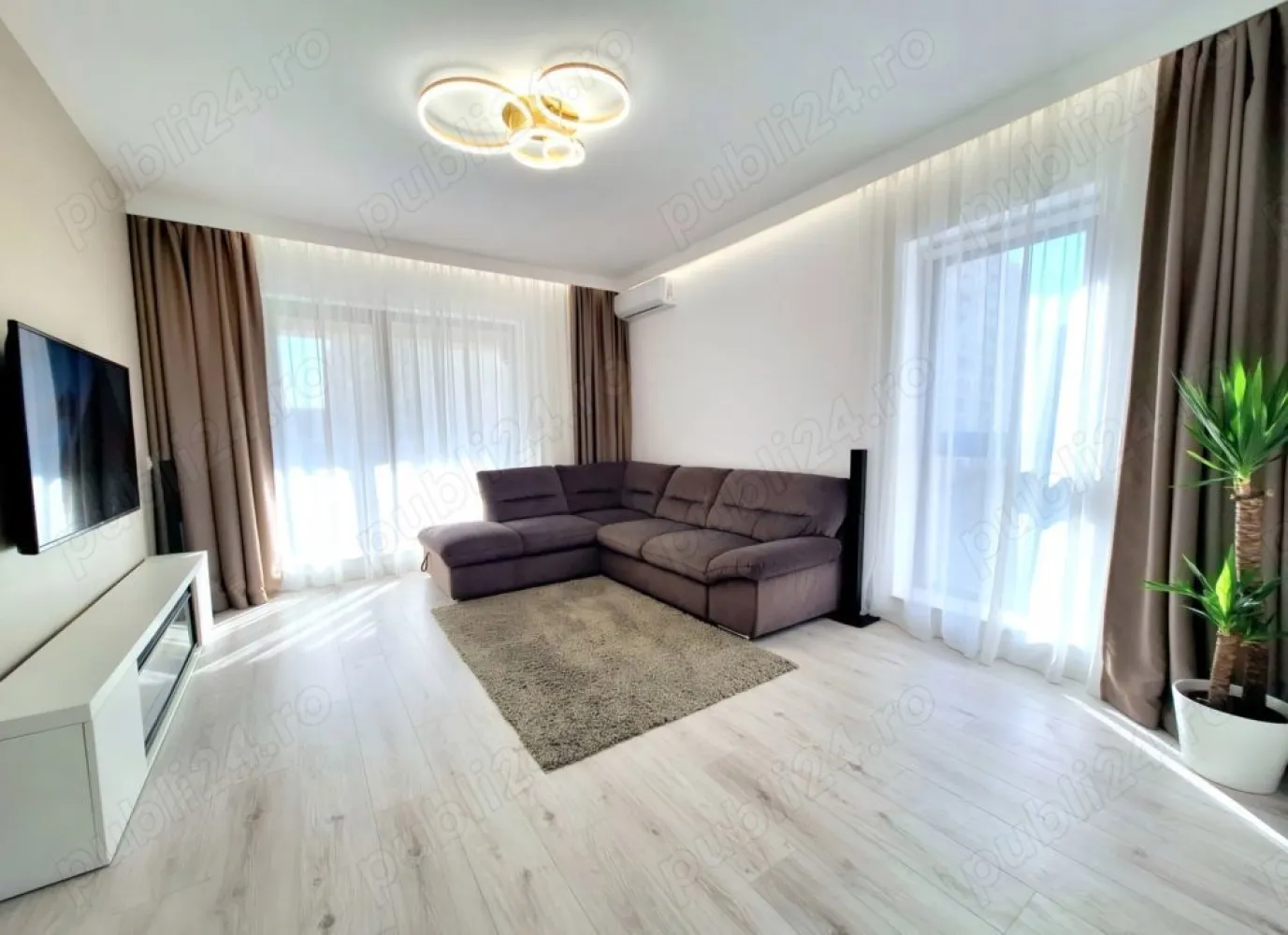 Apartament 3 cam Superb| Bloc Nou| 2 bai | parcare | boxa | Exigent Plaza Residence | AFI Cotroceni - Se ofera spre vanzare un superb apartament cu 3 camere, bloc nou 2022, amplasat in Bucuresti, zona Cotroceni - Timisoara - Lujerului - la doar cateva minute mers pe jos de AFI COTROCENI MALL si PLAZA ROMANIA MALL.
Apartamentul este situat in noul Complexul rezidential EXIGENT PLAZA RESIDENCE ce are in apropiere si 2 parcuri superbe: cel mai nou si frumos parc liniar din Bucuresti - Parcul Liniei, dar si noul Parc Timisoara. Imobilul are acces facil la toate tipurile de transport in comun (metrou Lujerului 10min, tramvai, autobuz, etc). De asemenea, in incinta compelxului sunt supermarketurile Carrefour si Profi, iar in imediata apropiere se afla Carrefour (ex.Cora) Lujerului, Lidl si Auchan, etc.

Apartamentul de 3 camere este complet decomandat si compartimentat astfel: hol generos, living spatios si luminos cu 2 geamuri mari, bucatarie cu dinning, 2 dormitoare spatioase (dintre care un dormitor este de tip matrimonial cu dressing si baie proprie), 2 bai (una principala cu cada iar cealalta pentru dormitorul matrimonial cu cabina dus walk-in), terasa deschisa cu balustrada din sticla securizata si cu acces atat din bucatarie cat si din living. Suprafata utila totala este 75 m2 iar cea construita 92 m.p. Apartamentul este complet mobilat si utilat cu centrala gaz cu wifi Viessmann, aer conditionat cu wifi, electrocasnice incorporate Bosch, masina de spalat vase, masina de spalat rufe, uscator, etc.

Facilitatile si Caracteristicile cheie ale acestui apartament includ:
- Localizare excelenta: AFI Cotroceni Mall, Plaza Romania Mall, Cladiri de Birouri, Supermarketuri, Universitati si Licee, Scoli, Gradinite, Parcul Liniei, etc.
- Bloc nou 2022 - arhitectura si design modern, 2 lifturi silentioase Kone.
- Finisaje premium, glafuri marmura, geamuri tip "perete" de sus pana jos care permit luminii naturale sa patrunda in fiecare colt
- Incalzire prin centrala proprie pe gaz wifi Viessmann si termostat ambiental wireless.
- Complex rezidential securizat paza si video si curte mare cu spatii verzi. - Terasa cu balustrada cu sticla securizata si finisaje gresie portelanat si marmura.
- Complex residential cu parcare subterana si supraterana, inclusiv si parcare si pentru vizitatori. - Acces usor si facil catre toate mijloacele de transport in comun (metrou, tramvai, etc.)
- Loc parcare - 20000 euro.

La pretul afisat nu aplica TVA.
Comision 0%.

Va asteptam la vizionare!