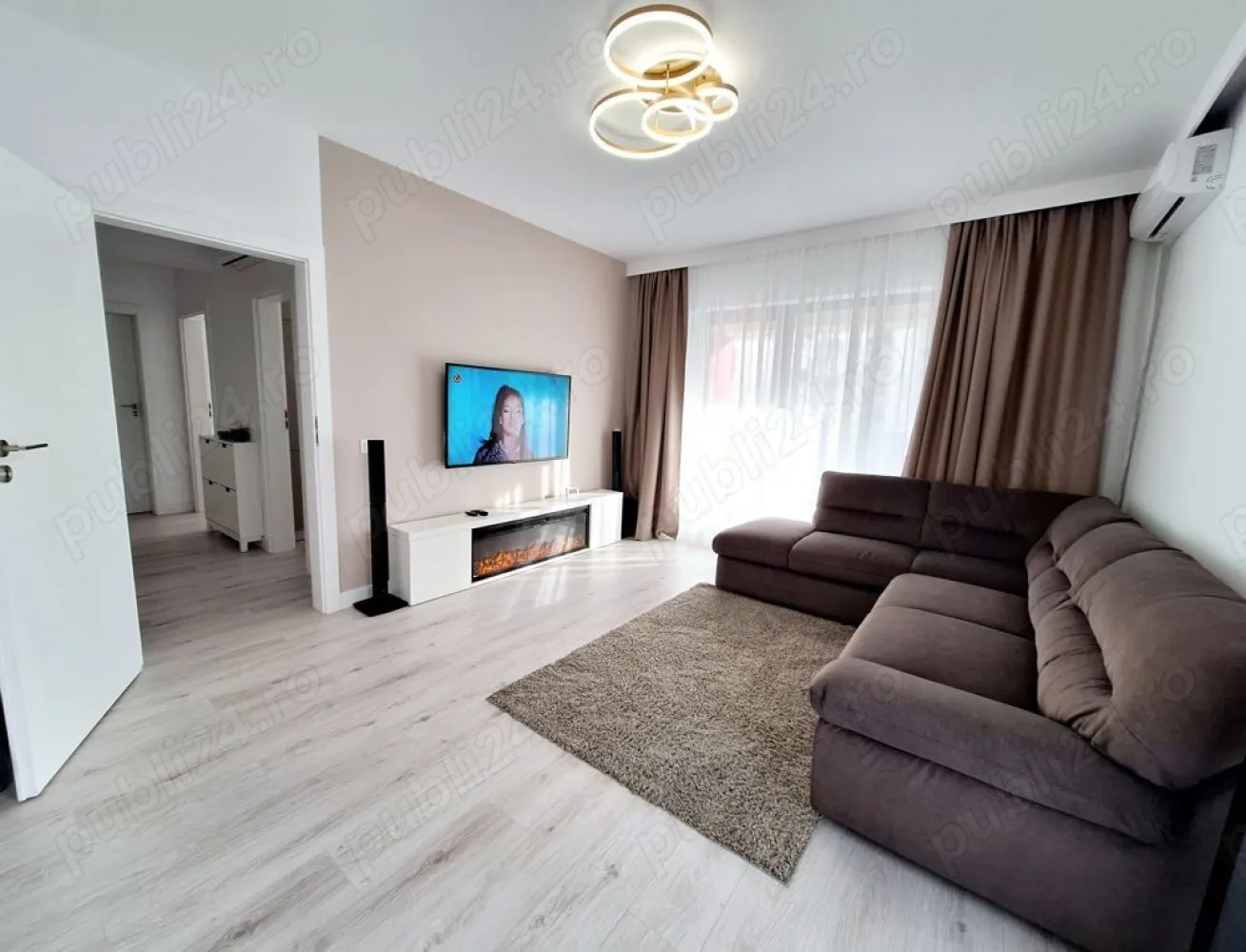 Apartament 3 cam Superb| Bloc Nou| 2 bai | parcare | boxa | Exigent Plaza Residence | AFI Cotroceni - Se ofera spre vanzare un superb apartament cu 3 camere, bloc nou 2022, amplasat in Bucuresti, zona Cotroceni - Timisoara - Lujerului - la doar cateva minute mers pe jos de AFI COTROCENI MALL si PLAZA ROMANIA MALL.
Apartamentul este situat in noul Complexul rezidential EXIGENT PLAZA RESIDENCE ce are in apropiere si 2 parcuri superbe: cel mai nou si frumos parc liniar din Bucuresti - Parcul Liniei, dar si noul Parc Timisoara. Imobilul are acces facil la toate tipurile de transport in comun (metrou Lujerului 10min, tramvai, autobuz, etc). De asemenea, in incinta compelxului sunt supermarketurile Carrefour si Profi, iar in imediata apropiere se afla Carrefour (ex.Cora) Lujerului, Lidl si Auchan, etc.

Apartamentul de 3 camere este complet decomandat si compartimentat astfel: hol generos, living spatios si luminos cu 2 geamuri mari, bucatarie cu dinning, 2 dormitoare spatioase (dintre care un dormitor este de tip matrimonial cu dressing si baie proprie), 2 bai (una principala cu cada iar cealalta pentru dormitorul matrimonial cu cabina dus walk-in), terasa deschisa cu balustrada din sticla securizata si cu acces atat din bucatarie cat si din living. Suprafata utila totala este 75 m2 iar cea construita 92 m.p. Apartamentul este complet mobilat si utilat cu centrala gaz cu wifi Viessmann, aer conditionat cu wifi, electrocasnice incorporate Bosch, masina de spalat vase, masina de spalat rufe, uscator, etc.

Facilitatile si Caracteristicile cheie ale acestui apartament includ:
- Localizare excelenta: AFI Cotroceni Mall, Plaza Romania Mall, Cladiri de Birouri, Supermarketuri, Universitati si Licee, Scoli, Gradinite, Parcul Liniei, etc.
- Bloc nou 2022 - arhitectura si design modern, 2 lifturi silentioase Kone.
- Finisaje premium, glafuri marmura, geamuri tip "perete" de sus pana jos care permit luminii naturale sa patrunda in fiecare colt
- Incalzire prin centrala proprie pe gaz wifi Viessmann si termostat ambiental wireless.
- Complex rezidential securizat paza si video si curte mare cu spatii verzi. - Terasa cu balustrada cu sticla securizata si finisaje gresie portelanat si marmura.
- Complex residential cu parcare subterana si supraterana, inclusiv si parcare si pentru vizitatori. - Acces usor si facil catre toate mijloacele de transport in comun (metrou, tramvai, etc.)
- Loc parcare - 20000 euro.

La pretul afisat nu aplica TVA.
Comision 0%.

Va asteptam la vizionare!