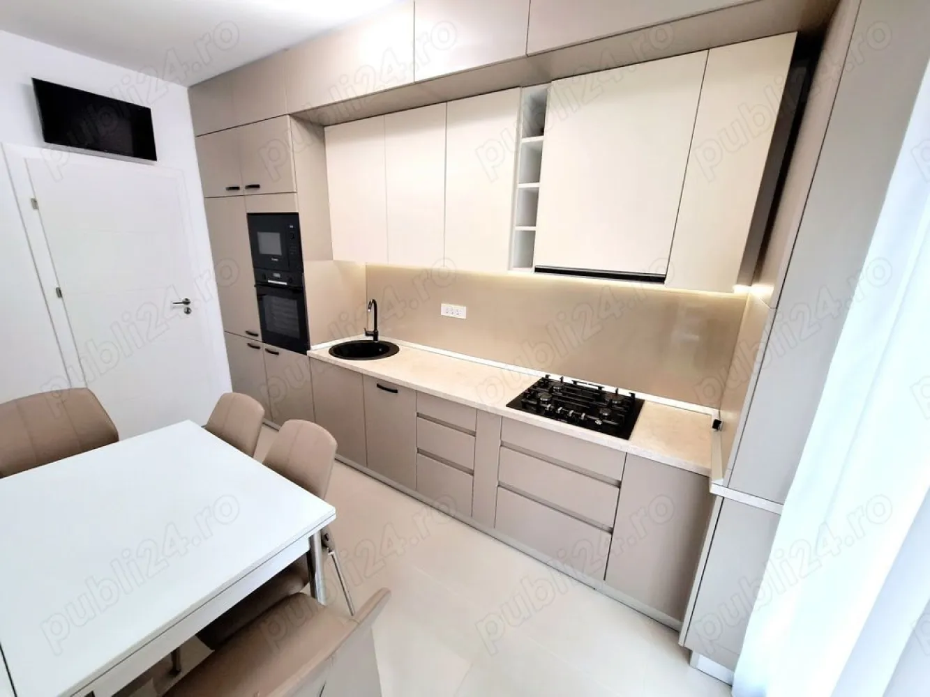 Apartament 3 cam Superb| Bloc Nou| 2 bai | parcare | boxa | Exigent Plaza Residence | AFI Cotroceni - Se ofera spre vanzare un superb apartament cu 3 camere, bloc nou 2022, amplasat in Bucuresti, zona Cotroceni - Timisoara - Lujerului - la doar cateva minute mers pe jos de AFI COTROCENI MALL si PLAZA ROMANIA MALL.
Apartamentul este situat in noul Complexul rezidential EXIGENT PLAZA RESIDENCE ce are in apropiere si 2 parcuri superbe: cel mai nou si frumos parc liniar din Bucuresti - Parcul Liniei, dar si noul Parc Timisoara. Imobilul are acces facil la toate tipurile de transport in comun (metrou Lujerului 10min, tramvai, autobuz, etc). De asemenea, in incinta compelxului sunt supermarketurile Carrefour si Profi, iar in imediata apropiere se afla Carrefour (ex.Cora) Lujerului, Lidl si Auchan, etc.

Apartamentul de 3 camere este complet decomandat si compartimentat astfel: hol generos, living spatios si luminos cu 2 geamuri mari, bucatarie cu dinning, 2 dormitoare spatioase (dintre care un dormitor este de tip matrimonial cu dressing si baie proprie), 2 bai (una principala cu cada iar cealalta pentru dormitorul matrimonial cu cabina dus walk-in), terasa deschisa cu balustrada din sticla securizata si cu acces atat din bucatarie cat si din living. Suprafata utila totala este 75 m2 iar cea construita 92 m.p. Apartamentul este complet mobilat si utilat cu centrala gaz cu wifi Viessmann, aer conditionat cu wifi, electrocasnice incorporate Bosch, masina de spalat vase, masina de spalat rufe, uscator, etc.

Facilitatile si Caracteristicile cheie ale acestui apartament includ:
- Localizare excelenta: AFI Cotroceni Mall, Plaza Romania Mall, Cladiri de Birouri, Supermarketuri, Universitati si Licee, Scoli, Gradinite, Parcul Liniei, etc.
- Bloc nou 2022 - arhitectura si design modern, 2 lifturi silentioase Kone.
- Finisaje premium, glafuri marmura, geamuri tip "perete" de sus pana jos care permit luminii naturale sa patrunda in fiecare colt
- Incalzire prin centrala proprie pe gaz wifi Viessmann si termostat ambiental wireless.
- Complex rezidential securizat paza si video si curte mare cu spatii verzi. - Terasa cu balustrada cu sticla securizata si finisaje gresie portelanat si marmura.
- Complex residential cu parcare subterana si supraterana, inclusiv si parcare si pentru vizitatori. - Acces usor si facil catre toate mijloacele de transport in comun (metrou, tramvai, etc.)
- Loc parcare - 20000 euro.

La pretul afisat nu aplica TVA.
Comision 0%.

Va asteptam la vizionare!