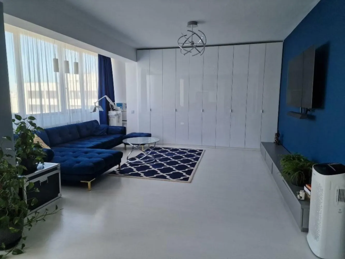 Noor Residence 10/11 Lux 3 cam 2 bai 118 mp utili | foarte rar | Proprietar - Direct proprietar, fara agentii, nu republicati anuntul!

Apartament complet mobilat si utilat in Noor Residence, etaj 10/11, 3 camere, 2 bai, 118 mp utili + boxa separata la -1, loc ADP, posibilitate loc suprateran sau subteran, bloc din 2008
* deasupra este un penthouse
* ideal pentru familii, trebuie vazuta zona
* priveliste excelenta, luminos, centrala proprie, presiune la apa foarte buna
* vecini foarte ok, gradinita la parter, Auchan, Kaufland, Lidl, World Class, metrou foarte aproape
* doar 4 blocuri in ansamblu, administratie foarte ok, intretinere ~300 lei, gaze ~80 lei, ghena cu 2 usi pe etaj
* apartamentul este decorat de un designer si are finisaje excelente, trebuie vazut
* se vinde cum se vede in poze cu toata mobila si electrocasnicele de top
* vara nu este foarte cald, geamurile au folie de protectie solara + AC in toate camerele, curent ~300 lei vara
* multe locuri de joaca pentru copii, locuri de parcare libere in fata blocului, cartier foarte linistit
* fara modificari, nu are balcon, verificati releveul
* foarte rar se vand apartamente in acest complex!

Printre electrocasnice:
Combina frigorifica Gorenje Ora Ito - 3.165 lei
Televizor OLED Smart Android 65OLED934/12 Philips, 164 cm - 9.097 lei
Masina de spalat rufe Electrolux EW9F161B, 10 kg, 1600 RPM, Clasa A, Motor Inverter - 6.099 lei
Uscator de rufe AEG T8DBC49S, Pompa de caldura, 9 kg - 4.667 lei
2x Aparat de aer conditionat Heinner Obsidian 12000 BTU Wi-Fi, Clasa A+++ - 3.050 lei x 2
Masina de spalat vase incorporabila Whirlpool ADG 8798 FD, 13 Seturi, Clasa A++ - 2990 lei
Purificator de aer Samsung AX60R5080WD - 2.450 lei
Dozator apa cu compresor fara atingere Zass ZWD 21 CTL - 1.300 lei
+ multe altele de top

Loc de parcare subteran 13.000 de euro, suprateran 8500 de euro. Din ce inteleg se accepta si in rate. Eu am loc de la ADP.

Direct proprietar, fara agentii, nu republicati anuntul!