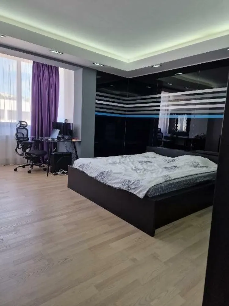 Noor Residence 10/11 Lux 3 cam 2 bai 118 mp utili | foarte rar | Proprietar - Direct proprietar, fara agentii, nu republicati anuntul!

Apartament complet mobilat si utilat in Noor Residence, etaj 10/11, 3 camere, 2 bai, 118 mp utili + boxa separata la -1, loc ADP, posibilitate loc suprateran sau subteran, bloc din 2008
* deasupra este un penthouse
* ideal pentru familii, trebuie vazuta zona
* priveliste excelenta, luminos, centrala proprie, presiune la apa foarte buna
* vecini foarte ok, gradinita la parter, Auchan, Kaufland, Lidl, World Class, metrou foarte aproape
* doar 4 blocuri in ansamblu, administratie foarte ok, intretinere ~300 lei, gaze ~80 lei, ghena cu 2 usi pe etaj
* apartamentul este decorat de un designer si are finisaje excelente, trebuie vazut
* se vinde cum se vede in poze cu toata mobila si electrocasnicele de top
* vara nu este foarte cald, geamurile au folie de protectie solara + AC in toate camerele, curent ~300 lei vara
* multe locuri de joaca pentru copii, locuri de parcare libere in fata blocului, cartier foarte linistit
* fara modificari, nu are balcon, verificati releveul
* foarte rar se vand apartamente in acest complex!

Printre electrocasnice:
Combina frigorifica Gorenje Ora Ito - 3.165 lei
Televizor OLED Smart Android 65OLED934/12 Philips, 164 cm - 9.097 lei
Masina de spalat rufe Electrolux EW9F161B, 10 kg, 1600 RPM, Clasa A, Motor Inverter - 6.099 lei
Uscator de rufe AEG T8DBC49S, Pompa de caldura, 9 kg - 4.667 lei
2x Aparat de aer conditionat Heinner Obsidian 12000 BTU Wi-Fi, Clasa A+++ - 3.050 lei x 2
Masina de spalat vase incorporabila Whirlpool ADG 8798 FD, 13 Seturi, Clasa A++ - 2990 lei
Purificator de aer Samsung AX60R5080WD - 2.450 lei
Dozator apa cu compresor fara atingere Zass ZWD 21 CTL - 1.300 lei
+ multe altele de top

Loc de parcare subteran 13.000 de euro, suprateran 8500 de euro. Din ce inteleg se accepta si in rate. Eu am loc de la ADP.

Direct proprietar, fara agentii, nu republicati anuntul!