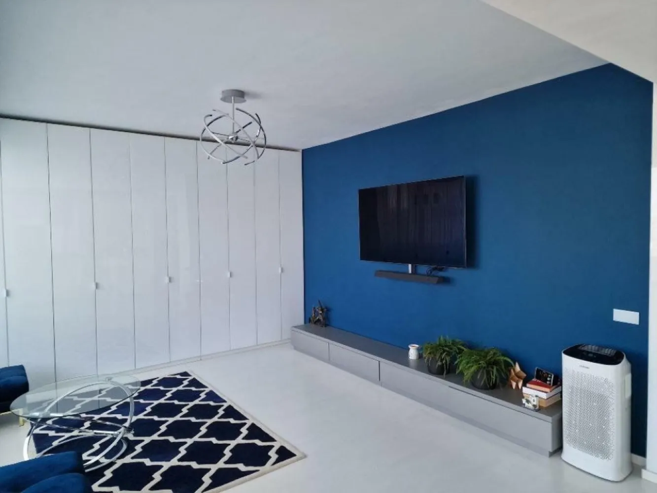 Noor Residence 10/11 Lux 3 cam 2 bai 118 mp utili | foarte rar | Proprietar - Direct proprietar, fara agentii, nu republicati anuntul!

Apartament complet mobilat si utilat in Noor Residence, etaj 10/11, 3 camere, 2 bai, 118 mp utili + boxa separata la -1, loc ADP, posibilitate loc suprateran sau subteran, bloc din 2008
* deasupra este un penthouse
* ideal pentru familii, trebuie vazuta zona
* priveliste excelenta, luminos, centrala proprie, presiune la apa foarte buna
* vecini foarte ok, gradinita la parter, Auchan, Kaufland, Lidl, World Class, metrou foarte aproape
* doar 4 blocuri in ansamblu, administratie foarte ok, intretinere ~300 lei, gaze ~80 lei, ghena cu 2 usi pe etaj
* apartamentul este decorat de un designer si are finisaje excelente, trebuie vazut
* se vinde cum se vede in poze cu toata mobila si electrocasnicele de top
* vara nu este foarte cald, geamurile au folie de protectie solara + AC in toate camerele, curent ~300 lei vara
* multe locuri de joaca pentru copii, locuri de parcare libere in fata blocului, cartier foarte linistit
* fara modificari, nu are balcon, verificati releveul
* foarte rar se vand apartamente in acest complex!

Printre electrocasnice:
Combina frigorifica Gorenje Ora Ito - 3.165 lei
Televizor OLED Smart Android 65OLED934/12 Philips, 164 cm - 9.097 lei
Masina de spalat rufe Electrolux EW9F161B, 10 kg, 1600 RPM, Clasa A, Motor Inverter - 6.099 lei
Uscator de rufe AEG T8DBC49S, Pompa de caldura, 9 kg - 4.667 lei
2x Aparat de aer conditionat Heinner Obsidian 12000 BTU Wi-Fi, Clasa A+++ - 3.050 lei x 2
Masina de spalat vase incorporabila Whirlpool ADG 8798 FD, 13 Seturi, Clasa A++ - 2990 lei
Purificator de aer Samsung AX60R5080WD - 2.450 lei
Dozator apa cu compresor fara atingere Zass ZWD 21 CTL - 1.300 lei
+ multe altele de top

Loc de parcare subteran 13.000 de euro, suprateran 8500 de euro. Din ce inteleg se accepta si in rate. Eu am loc de la ADP.

Direct proprietar, fara agentii, nu republicati anuntul!