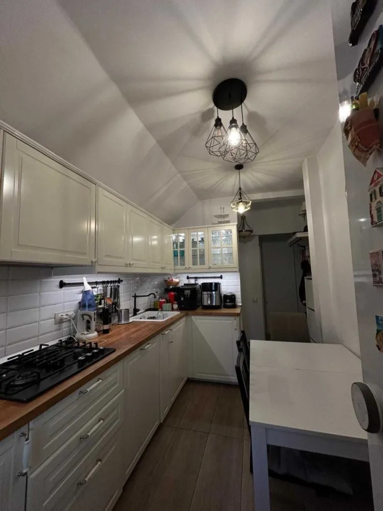 Cotroceni, Apartament 3camere de vanzare - Apartament 3 camere in inima Cotroceniului pe strada Dr. Nicolae Tomescu, in vila renovata in totalitate cu pastrarea si reconditionarea tuturor elementelor de arhitectura initiale. Mentionam ca este refacut acoperisul cu tabla din Austria, podul in integralitatea lui avand acum izolatie, rigips si parchet, apartamentul renovat in totalitate, casa scarii, fatada, curtea si gardurile. Dormitoarele sunt in suprafata de 15m respectiv 16 iar livingul 25, are o baie si o toaleta de serviciu, balcon 8mp(4/2) jumatate din pod si pivnita. De-asemenea detine cota parte din curte.