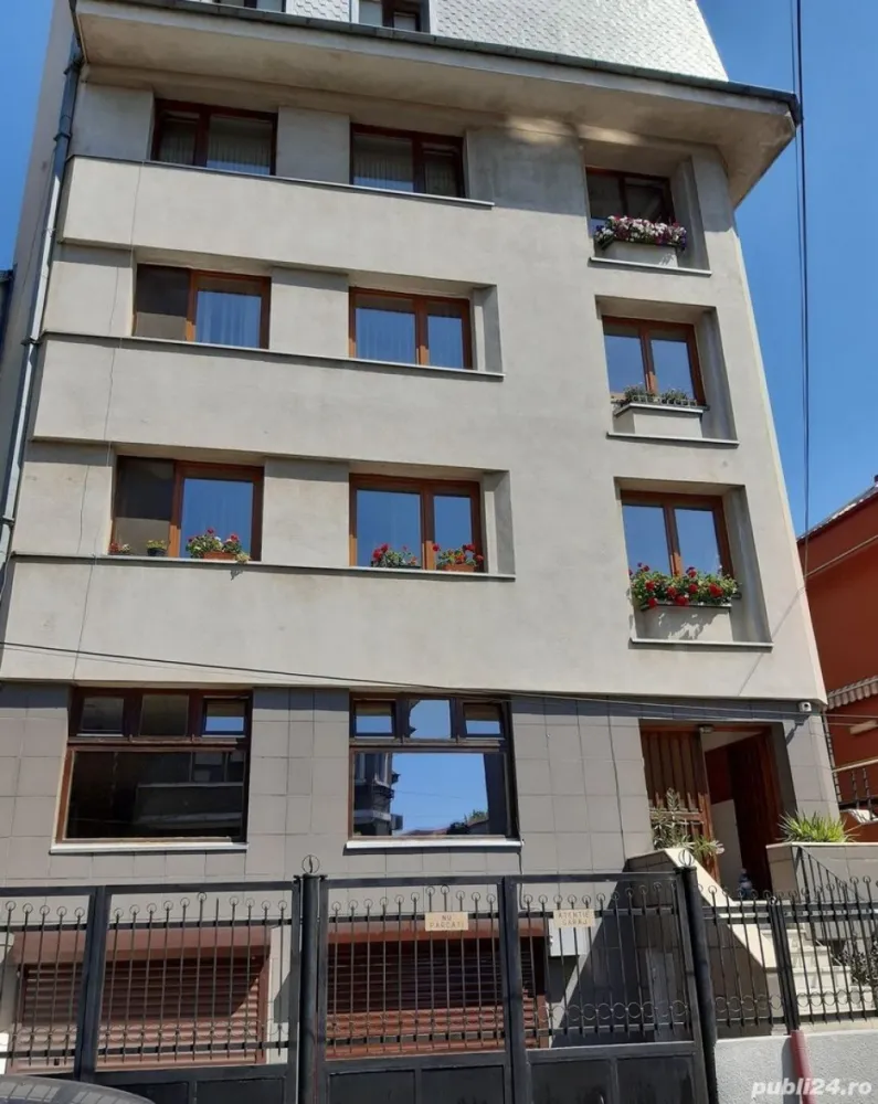 Apartament duplex Cotroceni, Gradina Botanica - Particular vand apartament duplex in Cotroceni, etajele 1+2 din S+P+4E. 

S. Totala 118,43 mp; S. Construita 141,78 mp. Garaj (1 loc) + anexe = 33,31 mp. Teren cota indiviza 68,76 mp

Cladirea este localizata in vecinatatea Gradinii Botanice si a Palatului Cotroceni. Este edificata in anul 1995, din structura de beton si caramida.

Apartamentul, care se desfasoara pe doua niveluri, contine 3 camere, 2 grupuri sanitare, dispune de garaj (pentru 1 autoturism) la subsolul cladirii si spatii anexe generoase.

Descriere: La etajul 1 al imobilului se afla sufrageria (cu iesire la 1 balcon inchis), bucataria (care beneficiaza de camara si balcon) si un WC (cu geam pentru aerisire). La etajul al 2-lea al apartamentului se afla 2 dormitoare si o baie (cu geam de aerisire). Dormitorul principal beneficiaza de 1 balcon inchis.

Apartamentul este renovat recent, contine geamuri termopan, gresie, faianta, parchet din lemn de stejar si dispune de centrala proprie Vaillant (an 2020).

Cadastru/intabulare la zi.

Clasa Energetica A