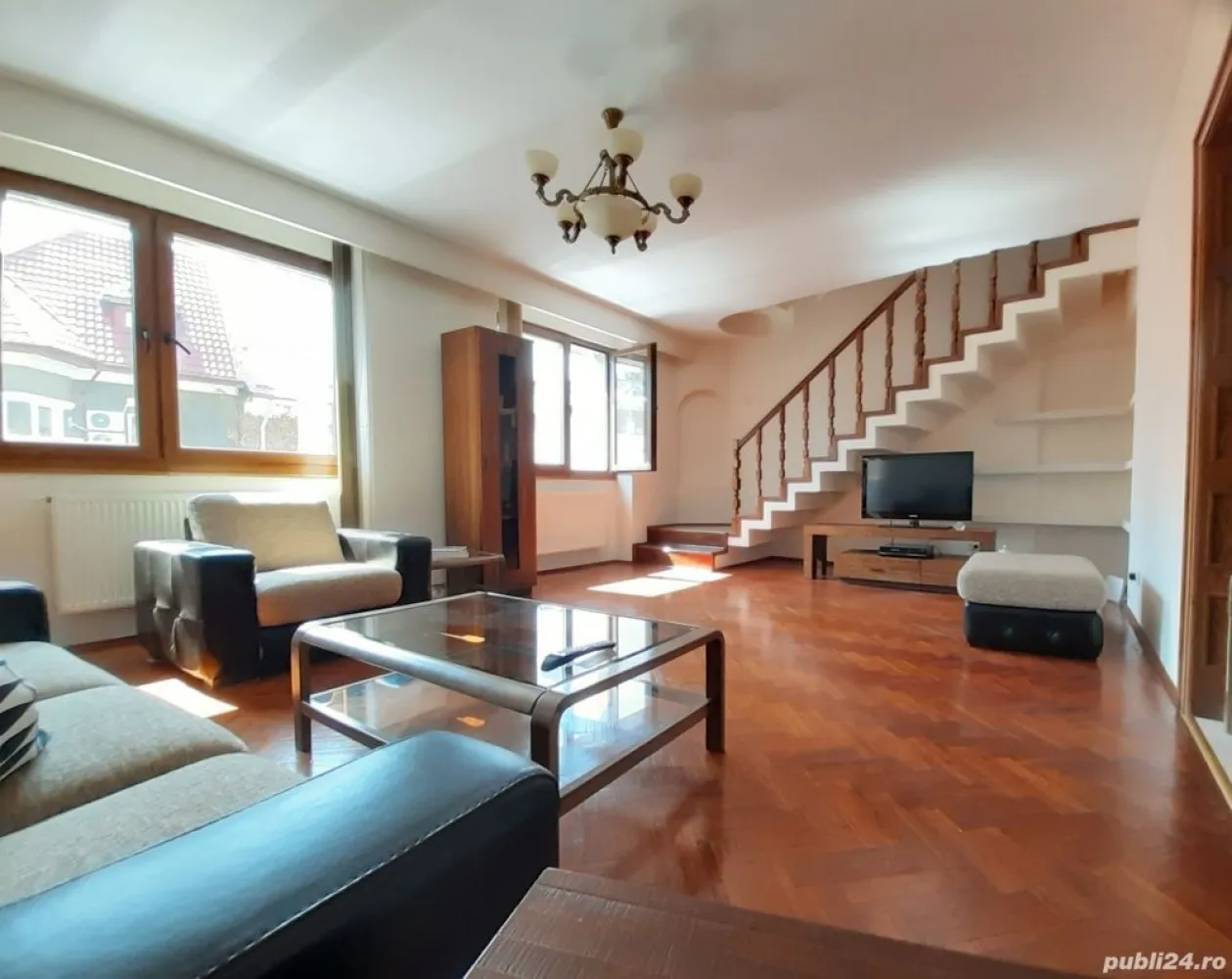 Apartament duplex Cotroceni, Gradina Botanica - Particular vand apartament duplex in Cotroceni, etajele 1+2 din S+P+4E. 

S. Totala 118,43 mp; S. Construita 141,78 mp. Garaj (1 loc) + anexe = 33,31 mp. Teren cota indiviza 68,76 mp

Cladirea este localizata in vecinatatea Gradinii Botanice si a Palatului Cotroceni. Este edificata in anul 1995, din structura de beton si caramida.

Apartamentul, care se desfasoara pe doua niveluri, contine 3 camere, 2 grupuri sanitare, dispune de garaj (pentru 1 autoturism) la subsolul cladirii si spatii anexe generoase.

Descriere: La etajul 1 al imobilului se afla sufrageria (cu iesire la 1 balcon inchis), bucataria (care beneficiaza de camara si balcon) si un WC (cu geam pentru aerisire). La etajul al 2-lea al apartamentului se afla 2 dormitoare si o baie (cu geam de aerisire). Dormitorul principal beneficiaza de 1 balcon inchis.

Apartamentul este renovat recent, contine geamuri termopan, gresie, faianta, parchet din lemn de stejar si dispune de centrala proprie Vaillant (an 2020).

Cadastru/intabulare la zi.

Clasa Energetica A
