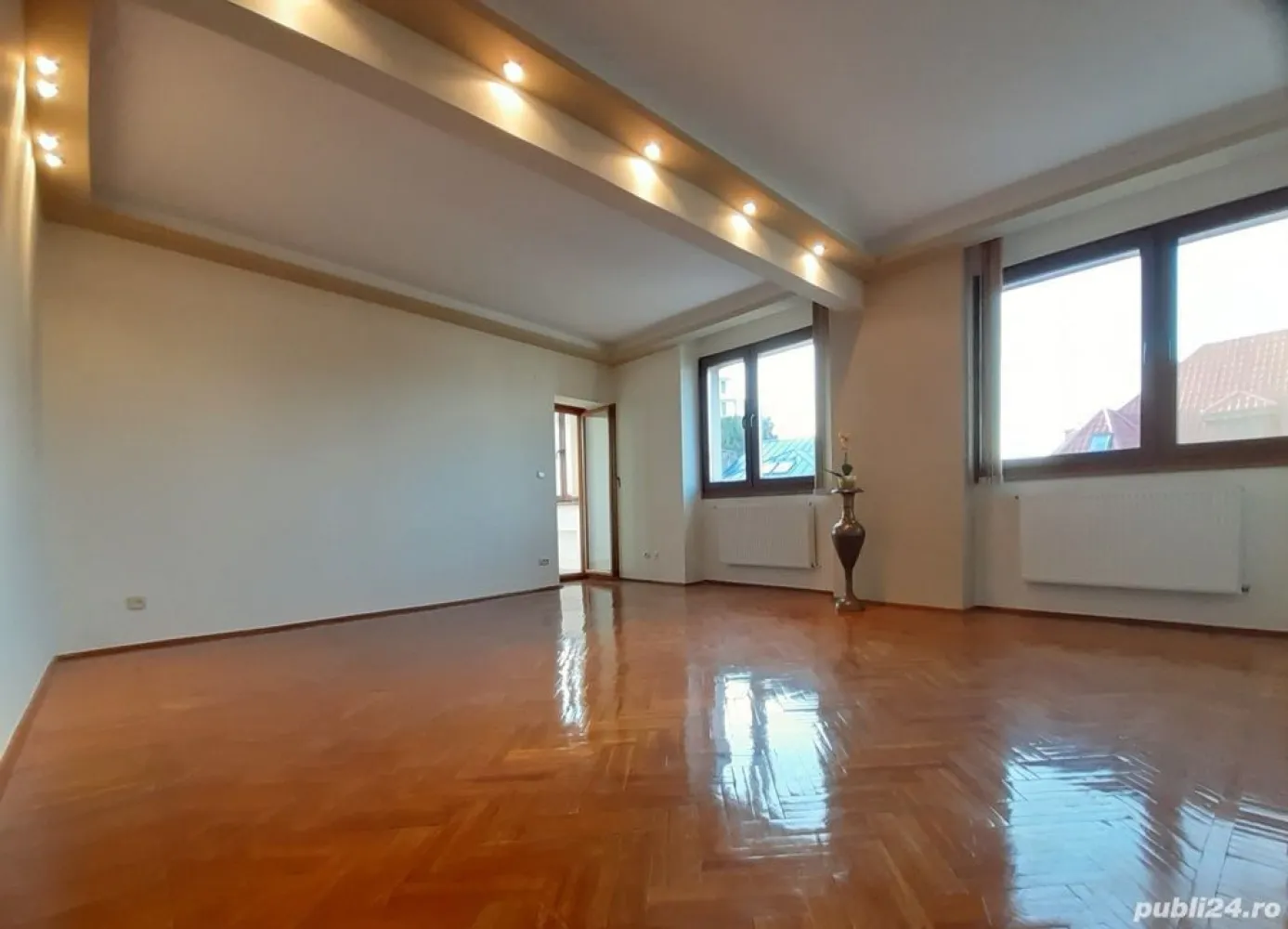 Apartament duplex Cotroceni, Gradina Botanica - Particular vand apartament duplex in Cotroceni, etajele 1+2 din S+P+4E. 

S. Totala 118,43 mp; S. Construita 141,78 mp. Garaj (1 loc) + anexe = 33,31 mp. Teren cota indiviza 68,76 mp

Cladirea este localizata in vecinatatea Gradinii Botanice si a Palatului Cotroceni. Este edificata in anul 1995, din structura de beton si caramida.

Apartamentul, care se desfasoara pe doua niveluri, contine 3 camere, 2 grupuri sanitare, dispune de garaj (pentru 1 autoturism) la subsolul cladirii si spatii anexe generoase.

Descriere: La etajul 1 al imobilului se afla sufrageria (cu iesire la 1 balcon inchis), bucataria (care beneficiaza de camara si balcon) si un WC (cu geam pentru aerisire). La etajul al 2-lea al apartamentului se afla 2 dormitoare si o baie (cu geam de aerisire). Dormitorul principal beneficiaza de 1 balcon inchis.

Apartamentul este renovat recent, contine geamuri termopan, gresie, faianta, parchet din lemn de stejar si dispune de centrala proprie Vaillant (an 2020).

Cadastru/intabulare la zi.

Clasa Energetica A