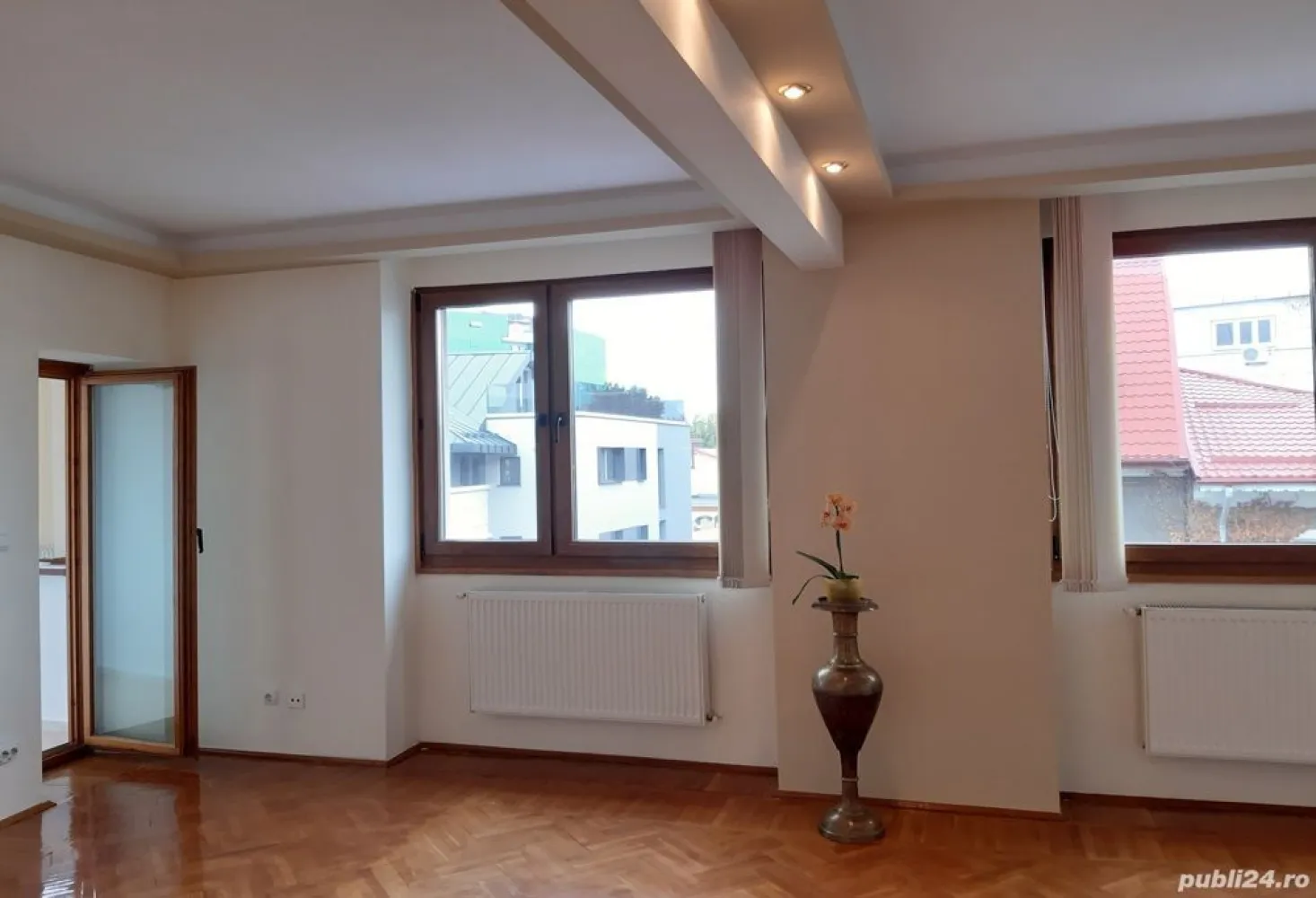 Apartament duplex Cotroceni, Gradina Botanica - Particular vand apartament duplex in Cotroceni, etajele 1+2 din S+P+4E. 

S. Totala 118,43 mp; S. Construita 141,78 mp. Garaj (1 loc) + anexe = 33,31 mp. Teren cota indiviza 68,76 mp

Cladirea este localizata in vecinatatea Gradinii Botanice si a Palatului Cotroceni. Este edificata in anul 1995, din structura de beton si caramida.

Apartamentul, care se desfasoara pe doua niveluri, contine 3 camere, 2 grupuri sanitare, dispune de garaj (pentru 1 autoturism) la subsolul cladirii si spatii anexe generoase.

Descriere: La etajul 1 al imobilului se afla sufrageria (cu iesire la 1 balcon inchis), bucataria (care beneficiaza de camara si balcon) si un WC (cu geam pentru aerisire). La etajul al 2-lea al apartamentului se afla 2 dormitoare si o baie (cu geam de aerisire). Dormitorul principal beneficiaza de 1 balcon inchis.

Apartamentul este renovat recent, contine geamuri termopan, gresie, faianta, parchet din lemn de stejar si dispune de centrala proprie Vaillant (an 2020).

Cadastru/intabulare la zi.

Clasa Energetica A