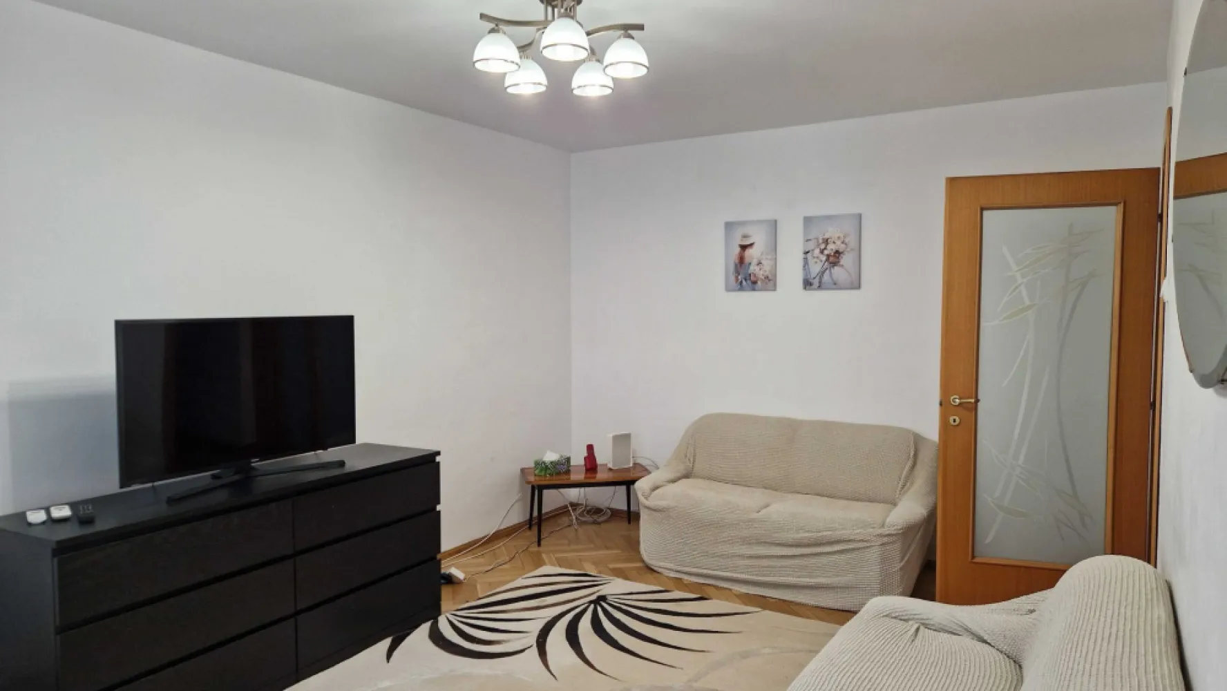 vanzare apartament 3 camere Domenii - Proprietar, vand apartament situat in cartierul Domenii, una dintre cele mai exclusiviste zone din Bucuresti, cu vedere directa la Parcul Coplilului (Ciresarii), str. Athanasie Enescu 47, 3 camere decomandate, baie+wc serviciu, etaj 2/4, suprafata utila 70 mp + 14 mp boxa depozitare 2 camere situata la subsol, constructie 1982, cadre beton armat , pereti, inclusiv compartimentari interioare din caramida, imobil reabilitat termic, proiect Vrancea (rezista la seisme de pana la 9 grade pe Richter)
Finisaje calitate superioara: tamplarie exterioara PVC, usi interioare Pinum, parchet masiv stejar
Apartamentul se vinde mobilat integral.
Facilitati: zona rezidentiala linistita, cu spatii verzi, acces metrou 6 min de mers pe jos, unitati invatamant, zone comerciale, piata Domenii, parcul Herastrau, Arcul de Triumf, Bd Kiseleff, Parcul Universitatii Agronomie, Romexpo, spitalul Elias, spitale private.
