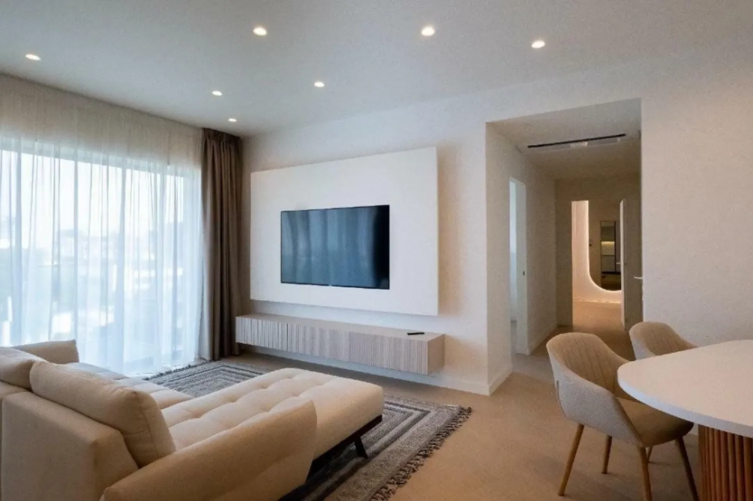 Apartament 3 CamerÄ™ Aviatiei Tower - Apartament nou construit cu vedere spre muzeul aviaţiei. Mobilat complet, parte din ansamblu Aviaţiei Tower etapa 2. Apartamentul nu a fost locuit. Apartamentul vine cu loc de parcare.

Nu discut cu agenţii.