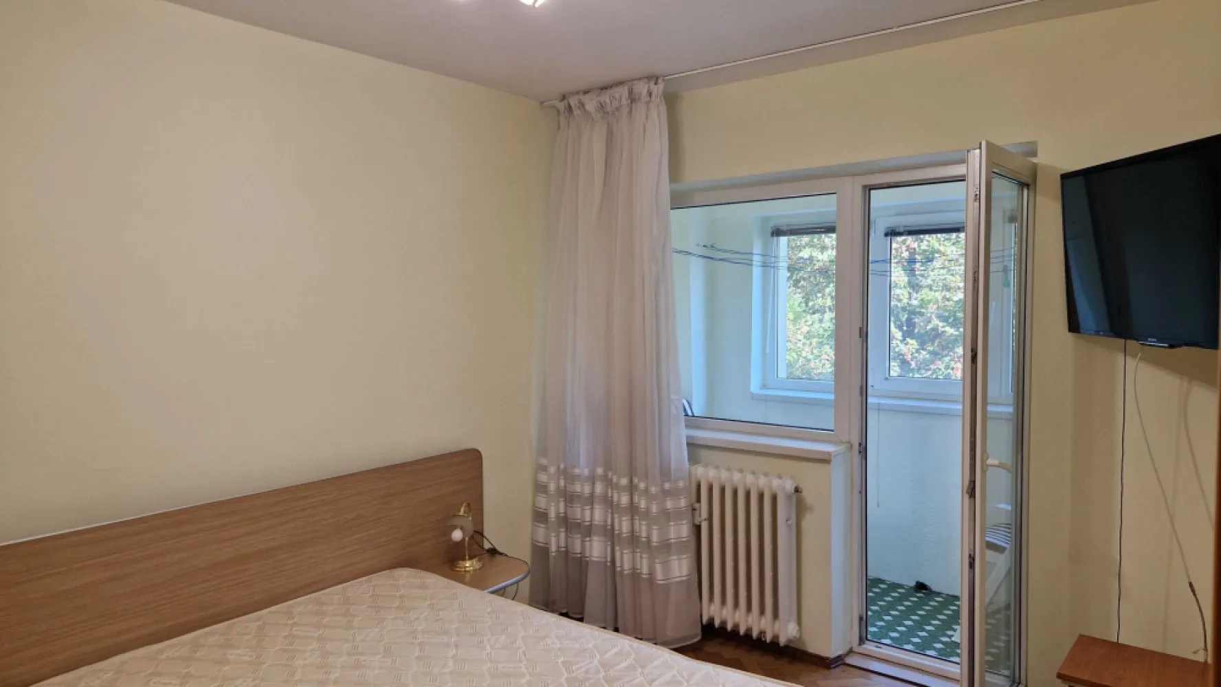 vanzare apartament 3 camere Domenii - Proprietar, vand apartament situat in cartierul Domenii, una dintre cele mai exclusiviste zone din Bucuresti, cu vedere directa la Parcul Coplilului (Ciresarii), str. Athanasie Enescu 47, 3 camere decomandate, baie+wc serviciu, etaj 2/4, suprafata utila 70 mp + 14 mp boxa depozitare 2 camere situata la subsol, constructie 1982, cadre beton armat , pereti, inclusiv compartimentari interioare din caramida, imobil reabilitat termic, proiect Vrancea (rezista la seisme de pana la 9 grade pe Richter)
Finisaje calitate superioara: tamplarie exterioara PVC, usi interioare Pinum, parchet masiv stejar
Apartamentul se vinde mobilat integral.
Facilitati: zona rezidentiala linistita, cu spatii verzi, acces metrou 6 min de mers pe jos, unitati invatamant, zone comerciale, piata Domenii, parcul Herastrau, Arcul de Triumf, Bd Kiseleff, Parcul Universitatii Agronomie, Romexpo, spitalul Elias, spitale private.