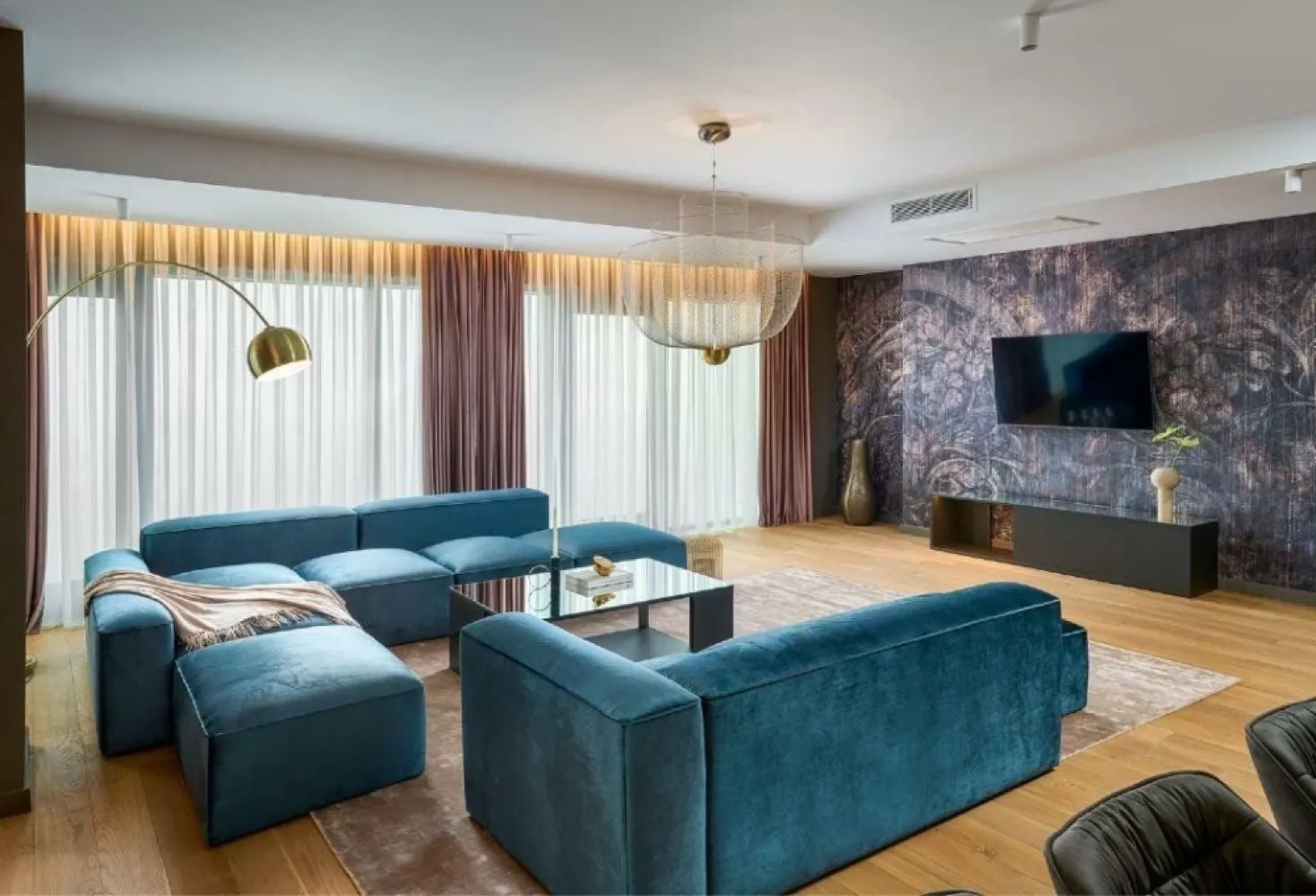 One Herastrau Towers | Apart. 3 camere | Proprietar | Mobilat | 2 Locuri Parcare - Proprietar persoana juridica, ofer spre vanzare apartament cu 3 camere, 3 bai, complet mobilat si utilat, cu 2 locuri de parcare incluse, in One Herastrau Towers, Corpul A, cu vedere spre parc. 
Apartamentul dispune de o zona open-space living + bucatarie spatioasa, de 68mp utili, cu suprafete vitrate largi.
Apartamentul dispune de o suprafata totala construita de 162,60 mp, inclusiv 1 terasa (14 mp) si 1 balcon(10 mp).

Apartamentul este inchiriat in prezent cu suma de 3.000â‚Ź net + TVA, cu un singur loc de parcare. Pretul de lista pentru apartament si cele 2 locuri de parcare in momentul achizitiei (2022) de la One a fost de 700.000â‚Ź net + TVA, inclusiv mobilier. Pretul de vanzare actual este de 599.000â‚Ź net + TVA, inclusiv 2 locuri de parcare si mobilier. Pentru detalii suplimentare nu ezitati sa ma contactati.