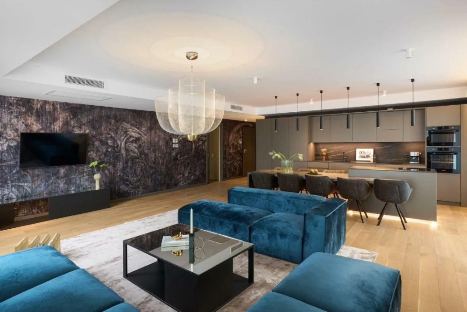 One Herastrau Towers | Apart. 3 camere | Proprietar | Mobilat | 2 Locuri Parcare - Proprietar persoana juridica, ofer spre vanzare apartament cu 3 camere, 3 bai, complet mobilat si utilat, cu 2 locuri de parcare incluse, in One Herastrau Towers, Corpul A, cu vedere spre parc. 
Apartamentul dispune de o zona open-space living + bucatarie spatioasa, de 68mp utili, cu suprafete vitrate largi.
Apartamentul dispune de o suprafata totala construita de 162,60 mp, inclusiv 1 terasa (14 mp) si 1 balcon(10 mp).

Apartamentul este inchiriat in prezent cu suma de 3.000â‚Ź net + TVA, cu un singur loc de parcare. Pretul de lista pentru apartament si cele 2 locuri de parcare in momentul achizitiei (2022) de la One a fost de 700.000â‚Ź net + TVA, inclusiv mobilier. Pretul de vanzare actual este de 599.000â‚Ź net + TVA, inclusiv 2 locuri de parcare si mobilier. Pentru detalii suplimentare nu ezitati sa ma contactati.