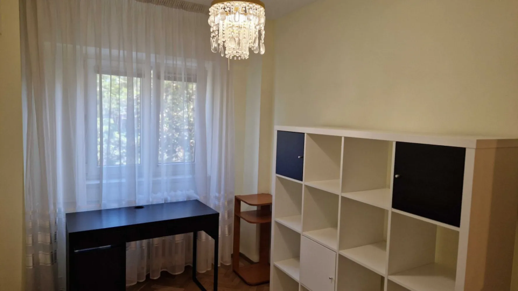 vanzare apartament 3 camere Domenii - Proprietar, vand apartament situat in cartierul Domenii, una dintre cele mai exclusiviste zone din Bucuresti, cu vedere directa la Parcul Coplilului (Ciresarii), str. Athanasie Enescu 47, 3 camere decomandate, baie+wc serviciu, etaj 2/4, suprafata utila 70 mp + 14 mp boxa depozitare 2 camere situata la subsol, constructie 1982, cadre beton armat , pereti, inclusiv compartimentari interioare din caramida, imobil reabilitat termic, proiect Vrancea (rezista la seisme de pana la 9 grade pe Richter)
Finisaje calitate superioara: tamplarie exterioara PVC, usi interioare Pinum, parchet masiv stejar
Apartamentul se vinde mobilat integral.
Facilitati: zona rezidentiala linistita, cu spatii verzi, acces metrou 6 min de mers pe jos, unitati invatamant, zone comerciale, piata Domenii, parcul Herastrau, Arcul de Triumf, Bd Kiseleff, Parcul Universitatii Agronomie, Romexpo, spitalul Elias, spitale private.
