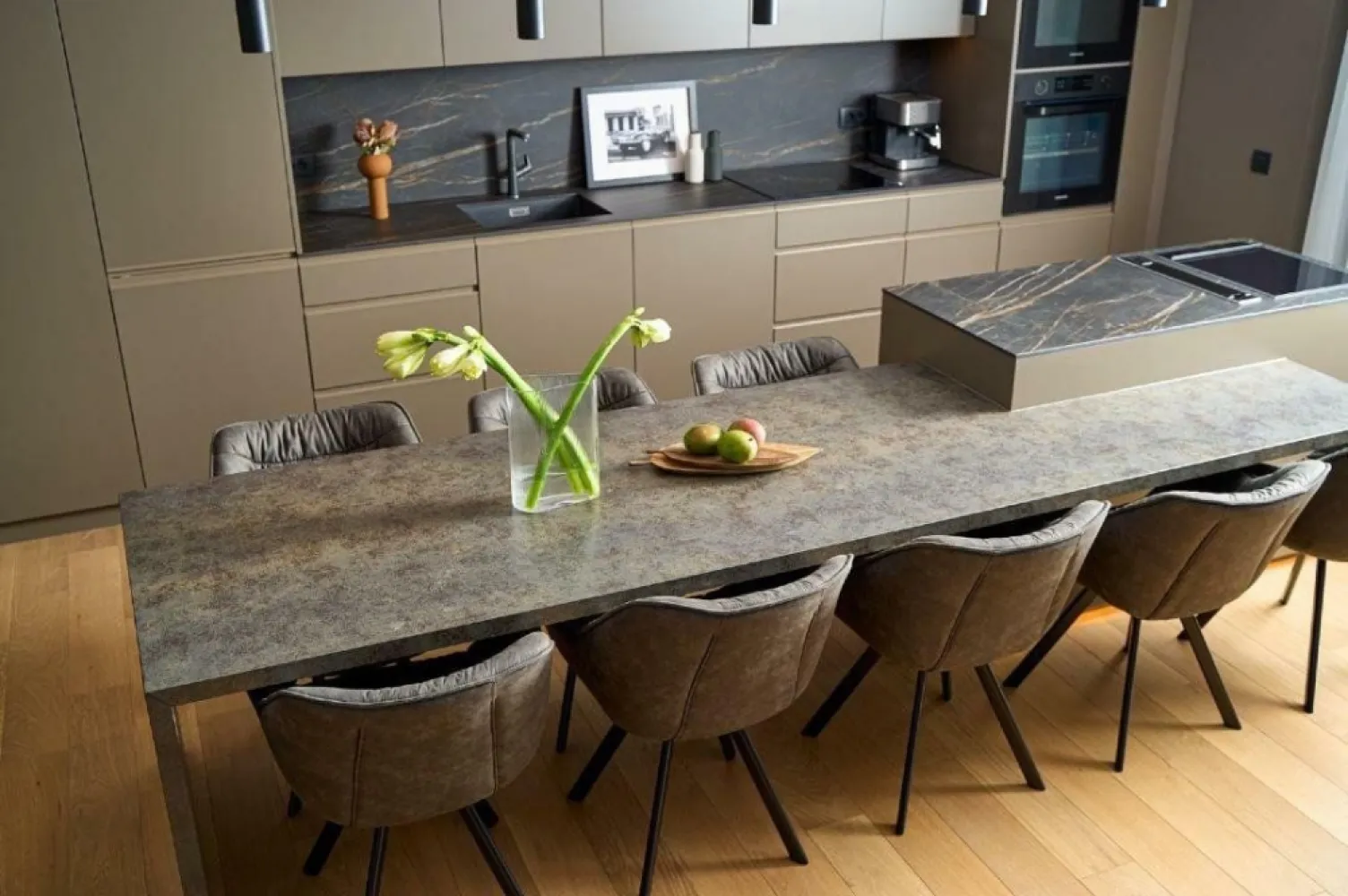One Herastrau Towers | Apart. 3 camere | Proprietar | Mobilat | 2 Locuri Parcare - Proprietar persoana juridica, ofer spre vanzare apartament cu 3 camere, 3 bai, complet mobilat si utilat, cu 2 locuri de parcare incluse, in One Herastrau Towers, Corpul A, cu vedere spre parc. 
Apartamentul dispune de o zona open-space living + bucatarie spatioasa, de 68mp utili, cu suprafete vitrate largi.
Apartamentul dispune de o suprafata totala construita de 162,60 mp, inclusiv 1 terasa (14 mp) si 1 balcon(10 mp).

Apartamentul este inchiriat in prezent cu suma de 3.000â‚Ź net + TVA, cu un singur loc de parcare. Pretul de lista pentru apartament si cele 2 locuri de parcare in momentul achizitiei (2022) de la One a fost de 700.000â‚Ź net + TVA, inclusiv mobilier. Pretul de vanzare actual este de 599.000â‚Ź net + TVA, inclusiv 2 locuri de parcare si mobilier. Pentru detalii suplimentare nu ezitati sa ma contactati.