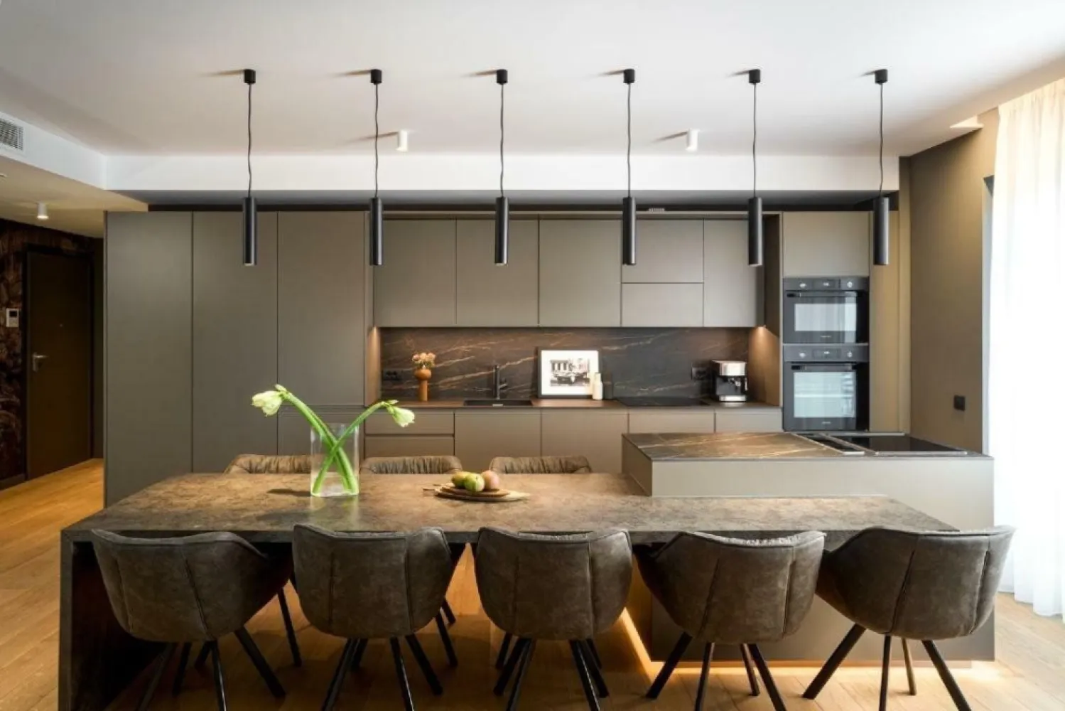 One Herastrau Towers | Apart. 3 camere | Proprietar | Mobilat | 2 Locuri Parcare - Proprietar persoana juridica, ofer spre vanzare apartament cu 3 camere, 3 bai, complet mobilat si utilat, cu 2 locuri de parcare incluse, in One Herastrau Towers, Corpul A, cu vedere spre parc. 
Apartamentul dispune de o zona open-space living + bucatarie spatioasa, de 68mp utili, cu suprafete vitrate largi.
Apartamentul dispune de o suprafata totala construita de 162,60 mp, inclusiv 1 terasa (14 mp) si 1 balcon(10 mp).

Apartamentul este inchiriat in prezent cu suma de 3.000â‚Ź net + TVA, cu un singur loc de parcare. Pretul de lista pentru apartament si cele 2 locuri de parcare in momentul achizitiei (2022) de la One a fost de 700.000â‚Ź net + TVA, inclusiv mobilier. Pretul de vanzare actual este de 599.000â‚Ź net + TVA, inclusiv 2 locuri de parcare si mobilier. Pentru detalii suplimentare nu ezitati sa ma contactati.