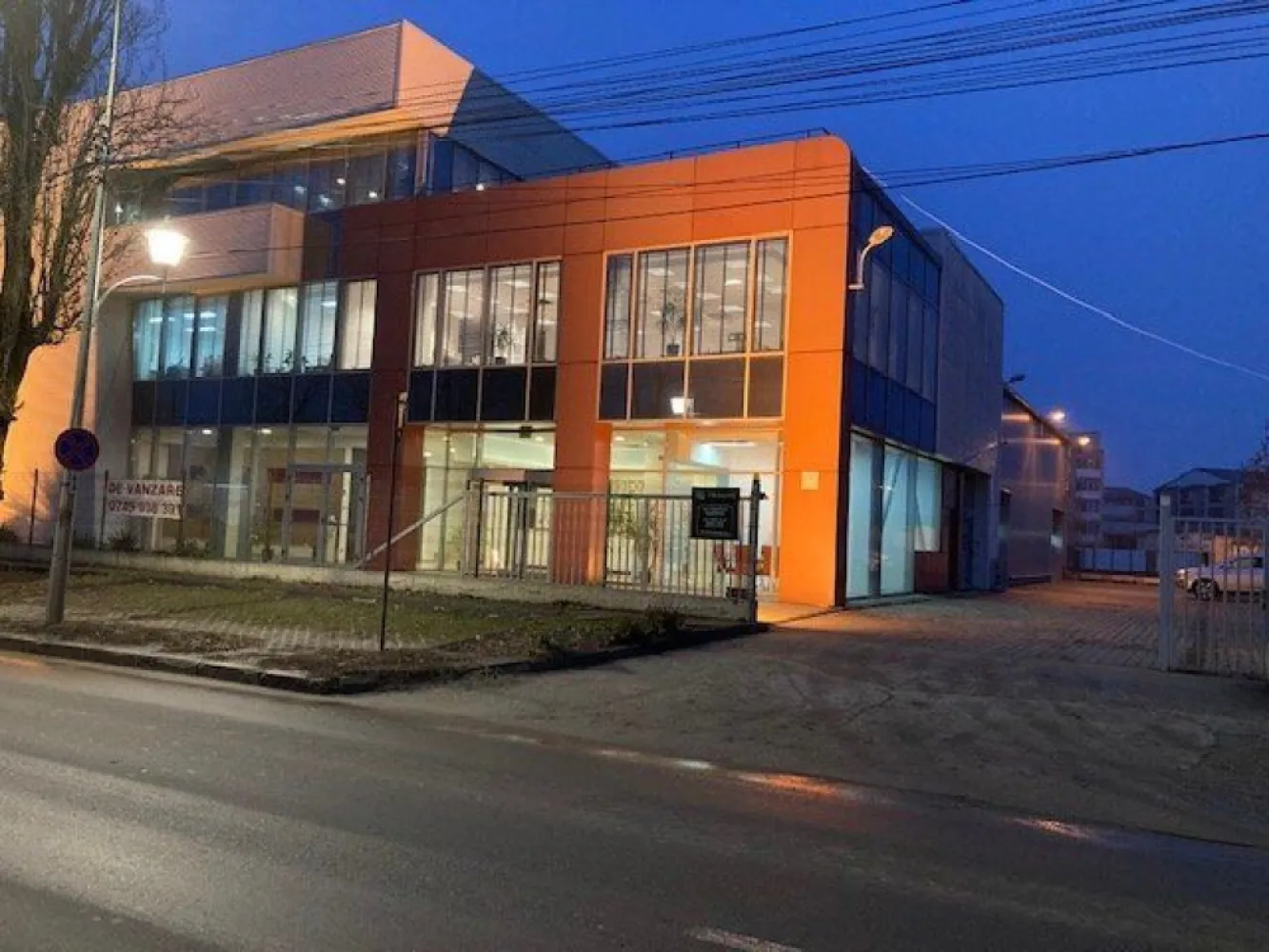 Birouri+Depozit, 1532 mp utili, aut. ISU, 2001 mp teren, apr. metrou, proprietar - Vânzare clădire impecabilă, birouri clasa A + depozit, cu deschidere directă la Bulevardul Metalurgiei, ideală ca spaţiu comercial/showroom/clinică medicală/service auto/ spatiu productie etc., compusă din două corpuri care comunică între ele. Clădirea este proiectată şi construită ca sediu pentru o firmă de vânzări online, cu call-center, sală de conferinţe, showroom şi spaţiu pentru depozitarea produselor.
- corpul A: birouri/showroom/spatiu comercial P+2, 928 mp utili
- corpul B: depozit/spatiu comercial, 604 mp utili, 9 m inaltime.
Parterul (A+B) are o suprafata utila totala de 902 mp, etajul 1 din corpul A are o suprafata utila de 305 mp, iar etajul 2 din corpul A are o suprafata utila de 325 mp.
Imobilul este într-o stare impecabilă, construit în conformitate cu toate standardele, aproape de metrou (maxim 6 min de mers pe jos), are toate avizele (inclusiv autorizatie ISU), post trafo propriu, răcire prin chiller si încălzire prin centrală termică (costuri foarte mici cu utilitatile), sală de conferinte cu 80 locuri si dotari audio-video profesionale, internet prin fibră optică, centrală telefonică cu call center, alarme de incendiu si antiefractie cu monitorizare, birouri mobilate modern, placări cu piatră naturală si lemn, mai multe grupuri sanitare (inclusiv pentru persoanele cu dizabilităti), depozit cu toate facilitătile (podea cu răsină epoxidică, trape de fum automate, sistem de încălzire cu ventiloconvectoare, etc.), care se poate transforma foarte usor în spatiu pentru birouri sau spatiu comercial, acces TIR, parcare pentru circa 20 autoturisme, teren 2001 mp (cu deschidere 40 m la Bulevardul Metalurgiei). Pe acoperişul depozitului sunt montate 74 de panouri fotovoltaice, cu o putere totală de 42,55 KW. De asemenea, există o staţie de încărcare auto HUAWEI- AC charger 3 phase 22 KW/32A.
Pret vânzare 2.400.000 EUR. Cladirea este inchiriata, deci poate fi de interes si pentru potentialii investitori. Pentru detalii suplimentare sau planuri complete, vă rugăm să ne contactati telefonic.