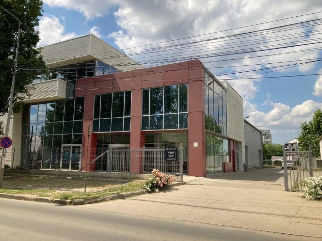 Birouri+Depozit, 1532 mp utili, aut. ISU, 2001 mp teren, apr. metrou, proprietar - Vânzare clădire impecabilă, birouri clasa A + depozit, cu deschidere directă la Bulevardul Metalurgiei, ideală ca spaţiu comercial/showroom/clinică medicală/service auto/ spatiu productie etc., compusă din două corpuri care comunică între ele. Clădirea este proiectată şi construită ca sediu pentru o firmă de vânzări online, cu call-center, sală de conferinţe, showroom şi spaţiu pentru depozitarea produselor.
- corpul A: birouri/showroom/spatiu comercial P+2, 928 mp utili
- corpul B: depozit/spatiu comercial, 604 mp utili, 9 m inaltime.
Parterul (A+B) are o suprafata utila totala de 902 mp, etajul 1 din corpul A are o suprafata utila de 305 mp, iar etajul 2 din corpul A are o suprafata utila de 325 mp.
Imobilul este într-o stare impecabilă, construit în conformitate cu toate standardele, aproape de metrou (maxim 6 min de mers pe jos), are toate avizele (inclusiv autorizatie ISU), post trafo propriu, răcire prin chiller si încălzire prin centrală termică (costuri foarte mici cu utilitatile), sală de conferinte cu 80 locuri si dotari audio-video profesionale, internet prin fibră optică, centrală telefonică cu call center, alarme de incendiu si antiefractie cu monitorizare, birouri mobilate modern, placări cu piatră naturală si lemn, mai multe grupuri sanitare (inclusiv pentru persoanele cu dizabilităti), depozit cu toate facilitătile (podea cu răsină epoxidică, trape de fum automate, sistem de încălzire cu ventiloconvectoare, etc.), care se poate transforma foarte usor în spatiu pentru birouri sau spatiu comercial, acces TIR, parcare pentru circa 20 autoturisme, teren 2001 mp (cu deschidere 40 m la Bulevardul Metalurgiei). Pe acoperişul depozitului sunt montate 74 de panouri fotovoltaice, cu o putere totală de 42,55 KW. De asemenea, există o staţie de încărcare auto HUAWEI- AC charger 3 phase 22 KW/32A.
Pret vânzare 2.400.000 EUR. Cladirea este inchiriata, deci poate fi de interes si pentru potentialii investitori. Pentru detalii suplimentare sau planuri complete, vă rugăm să ne contactati telefonic.
