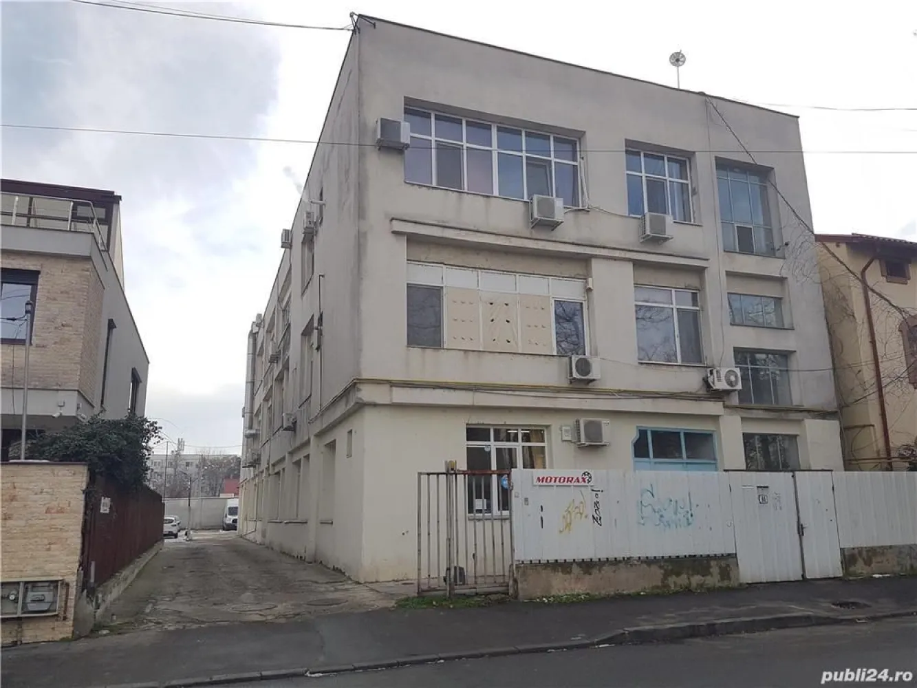 De vanzare Hala si Birouri Sector 6 Bucuresti - DIRECT PROPRIETAR, VAND DOUA CLADIRI:

De vanzare doua cladiri, hala si birouri in sector 6, Bucuresti. Zona Militari - Bd. Uverturii. compuse din 2 imobile dupa cum urmeaza:

Un nivel intreg in cladirea mare, constructie noua zidarie, amprenta la sol 500mp
Suprafata Hala: 370 mp si Suprafata Birouri: 130 mp. SE POATE MODIFICA, NU EXISTA PERETI DE REZISTENTA!!!

Cladirea a doua (in spatele cladirii mari) din constructie noua zidarie:
Imobil P+1+pod, amprenta la sol 100mp + Etaj + Pod.

Cele doua cladiri se pot uni intre ele.

Utilitati:
-curent electric 220v + 380V
-inaltime libera 3.5 m sub plafon
-greutate suportata de podea 1 tona pe metru patrat
-contorizare separata pentru utilitati (apa, gaze, curent electric)
-incalzire centrala pe gaze cu calorifere si registre cu inertie mare (1 ora de functionare mentin caldura aprox 4 ore)
-apa, canalizare, grupuri sanitare, dusuri, bucatarie, etc
-bucatarie
-lift de marfa 2 TONE, suprafata lift 2.5m x 2m x 2m. Vizite lunare de la IFMA. Ridicarea aparaturilor de greutate mare se poate face in prezenta IFMA

Imobilele sunt pretabile pentru activitati de birou, productie si depozit cu pretentii de igiena, clinica medicala, spital privat, sala evenimente
S-au desfasurat in imobile urmatoarele activitati:
-depozit medicamente
-productie si depozit componente electronice
-bucatarie centrala si catering
-productie publicitara si tipografie
-clinica medicala
-service de motociclete