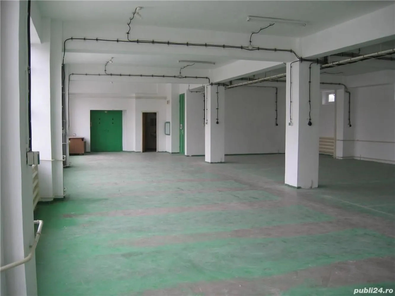 De vanzare Hala si Birouri Sector 6 Bucuresti - DIRECT PROPRIETAR, VAND DOUA CLADIRI:

De vanzare doua cladiri, hala si birouri in sector 6, Bucuresti. Zona Militari - Bd. Uverturii. compuse din 2 imobile dupa cum urmeaza:

Un nivel intreg in cladirea mare, constructie noua zidarie, amprenta la sol 500mp
Suprafata Hala: 370 mp si Suprafata Birouri: 130 mp. SE POATE MODIFICA, NU EXISTA PERETI DE REZISTENTA!!!

Cladirea a doua (in spatele cladirii mari) din constructie noua zidarie:
Imobil P+1+pod, amprenta la sol 100mp + Etaj + Pod.

Cele doua cladiri se pot uni intre ele.

Utilitati:
-curent electric 220v + 380V
-inaltime libera 3.5 m sub plafon
-greutate suportata de podea 1 tona pe metru patrat
-contorizare separata pentru utilitati (apa, gaze, curent electric)
-incalzire centrala pe gaze cu calorifere si registre cu inertie mare (1 ora de functionare mentin caldura aprox 4 ore)
-apa, canalizare, grupuri sanitare, dusuri, bucatarie, etc
-bucatarie
-lift de marfa 2 TONE, suprafata lift 2.5m x 2m x 2m. Vizite lunare de la IFMA. Ridicarea aparaturilor de greutate mare se poate face in prezenta IFMA

Imobilele sunt pretabile pentru activitati de birou, productie si depozit cu pretentii de igiena, clinica medicala, spital privat, sala evenimente
S-au desfasurat in imobile urmatoarele activitati:
-depozit medicamente
-productie si depozit componente electronice
-bucatarie centrala si catering
-productie publicitara si tipografie
-clinica medicala
-service de motociclete