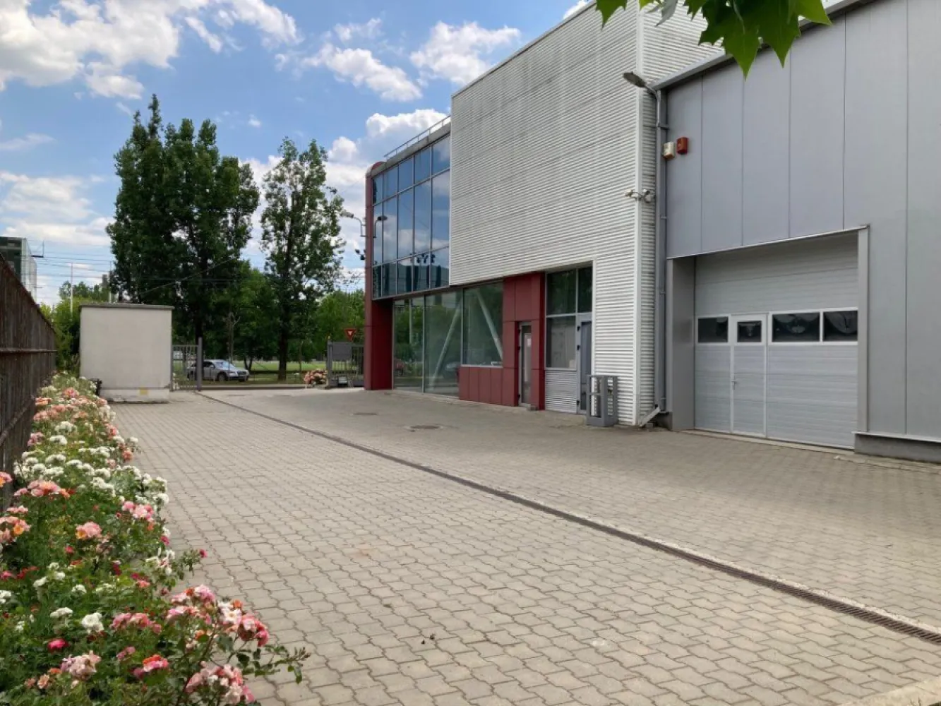 Birouri+Depozit, 1532 mp utili, aut. ISU, 2001 mp teren, apr. metrou, proprietar - Vânzare clădire impecabilă, birouri clasa A + depozit, cu deschidere directă la Bulevardul Metalurgiei, ideală ca spaţiu comercial/showroom/clinică medicală/service auto/ spatiu productie etc., compusă din două corpuri care comunică între ele. Clădirea este proiectată şi construită ca sediu pentru o firmă de vânzări online, cu call-center, sală de conferinţe, showroom şi spaţiu pentru depozitarea produselor.
- corpul A: birouri/showroom/spatiu comercial P+2, 928 mp utili
- corpul B: depozit/spatiu comercial, 604 mp utili, 9 m inaltime.
Parterul (A+B) are o suprafata utila totala de 902 mp, etajul 1 din corpul A are o suprafata utila de 305 mp, iar etajul 2 din corpul A are o suprafata utila de 325 mp.
Imobilul este într-o stare impecabilă, construit în conformitate cu toate standardele, aproape de metrou (maxim 6 min de mers pe jos), are toate avizele (inclusiv autorizatie ISU), post trafo propriu, răcire prin chiller si încălzire prin centrală termică (costuri foarte mici cu utilitatile), sală de conferinte cu 80 locuri si dotari audio-video profesionale, internet prin fibră optică, centrală telefonică cu call center, alarme de incendiu si antiefractie cu monitorizare, birouri mobilate modern, placări cu piatră naturală si lemn, mai multe grupuri sanitare (inclusiv pentru persoanele cu dizabilităti), depozit cu toate facilitătile (podea cu răsină epoxidică, trape de fum automate, sistem de încălzire cu ventiloconvectoare, etc.), care se poate transforma foarte usor în spatiu pentru birouri sau spatiu comercial, acces TIR, parcare pentru circa 20 autoturisme, teren 2001 mp (cu deschidere 40 m la Bulevardul Metalurgiei). Pe acoperişul depozitului sunt montate 74 de panouri fotovoltaice, cu o putere totală de 42,55 KW. De asemenea, există o staţie de încărcare auto HUAWEI- AC charger 3 phase 22 KW/32A.
Pret vânzare 2.400.000 EUR. Cladirea este inchiriata, deci poate fi de interes si pentru potentialii investitori. Pentru detalii suplimentare sau planuri complete, vă rugăm să ne contactati telefonic.