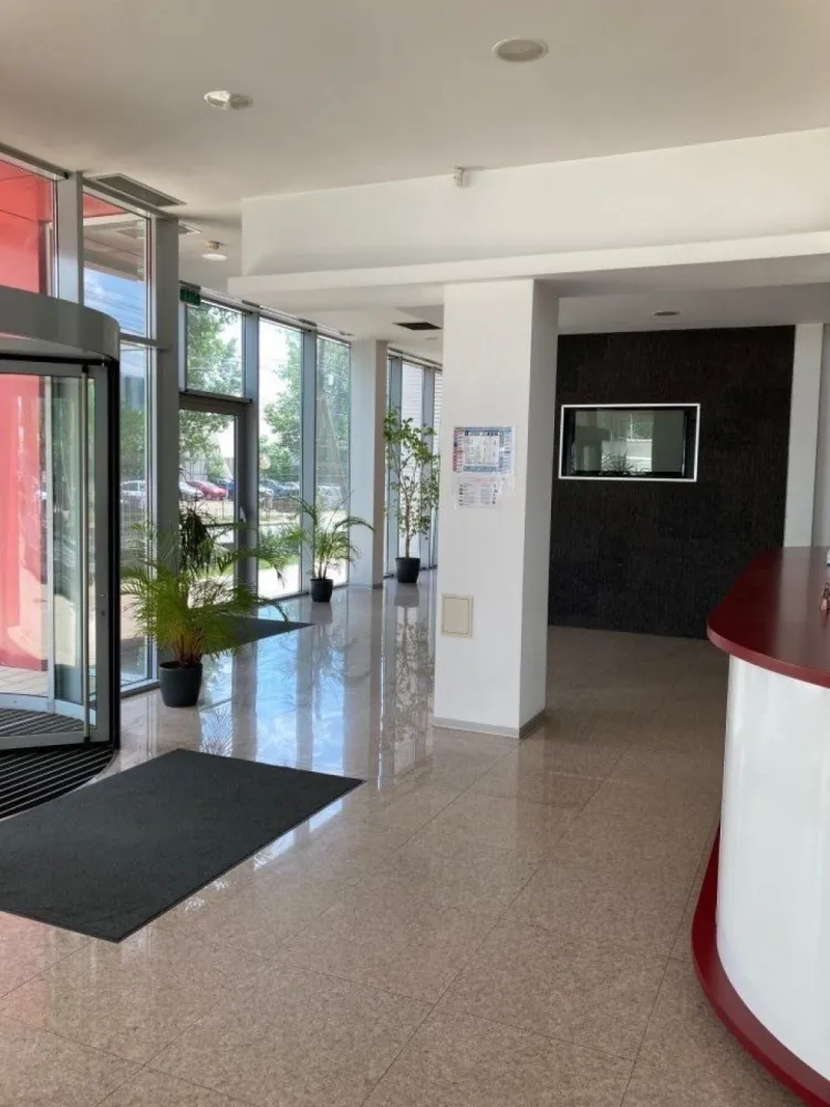 Birouri+Depozit, 1532 mp utili, aut. ISU, 2001 mp teren, apr. metrou, proprietar - Vânzare clădire impecabilă, birouri clasa A + depozit, cu deschidere directă la Bulevardul Metalurgiei, ideală ca spaţiu comercial/showroom/clinică medicală/service auto/ spatiu productie etc., compusă din două corpuri care comunică între ele. Clădirea este proiectată şi construită ca sediu pentru o firmă de vânzări online, cu call-center, sală de conferinţe, showroom şi spaţiu pentru depozitarea produselor.
- corpul A: birouri/showroom/spatiu comercial P+2, 928 mp utili
- corpul B: depozit/spatiu comercial, 604 mp utili, 9 m inaltime.
Parterul (A+B) are o suprafata utila totala de 902 mp, etajul 1 din corpul A are o suprafata utila de 305 mp, iar etajul 2 din corpul A are o suprafata utila de 325 mp.
Imobilul este într-o stare impecabilă, construit în conformitate cu toate standardele, aproape de metrou (maxim 6 min de mers pe jos), are toate avizele (inclusiv autorizatie ISU), post trafo propriu, răcire prin chiller si încălzire prin centrală termică (costuri foarte mici cu utilitatile), sală de conferinte cu 80 locuri si dotari audio-video profesionale, internet prin fibră optică, centrală telefonică cu call center, alarme de incendiu si antiefractie cu monitorizare, birouri mobilate modern, placări cu piatră naturală si lemn, mai multe grupuri sanitare (inclusiv pentru persoanele cu dizabilităti), depozit cu toate facilitătile (podea cu răsină epoxidică, trape de fum automate, sistem de încălzire cu ventiloconvectoare, etc.), care se poate transforma foarte usor în spatiu pentru birouri sau spatiu comercial, acces TIR, parcare pentru circa 20 autoturisme, teren 2001 mp (cu deschidere 40 m la Bulevardul Metalurgiei). Pe acoperişul depozitului sunt montate 74 de panouri fotovoltaice, cu o putere totală de 42,55 KW. De asemenea, există o staţie de încărcare auto HUAWEI- AC charger 3 phase 22 KW/32A.
Pret vânzare 2.400.000 EUR. Cladirea este inchiriata, deci poate fi de interes si pentru potentialii investitori. Pentru detalii suplimentare sau planuri complete, vă rugăm să ne contactati telefonic.