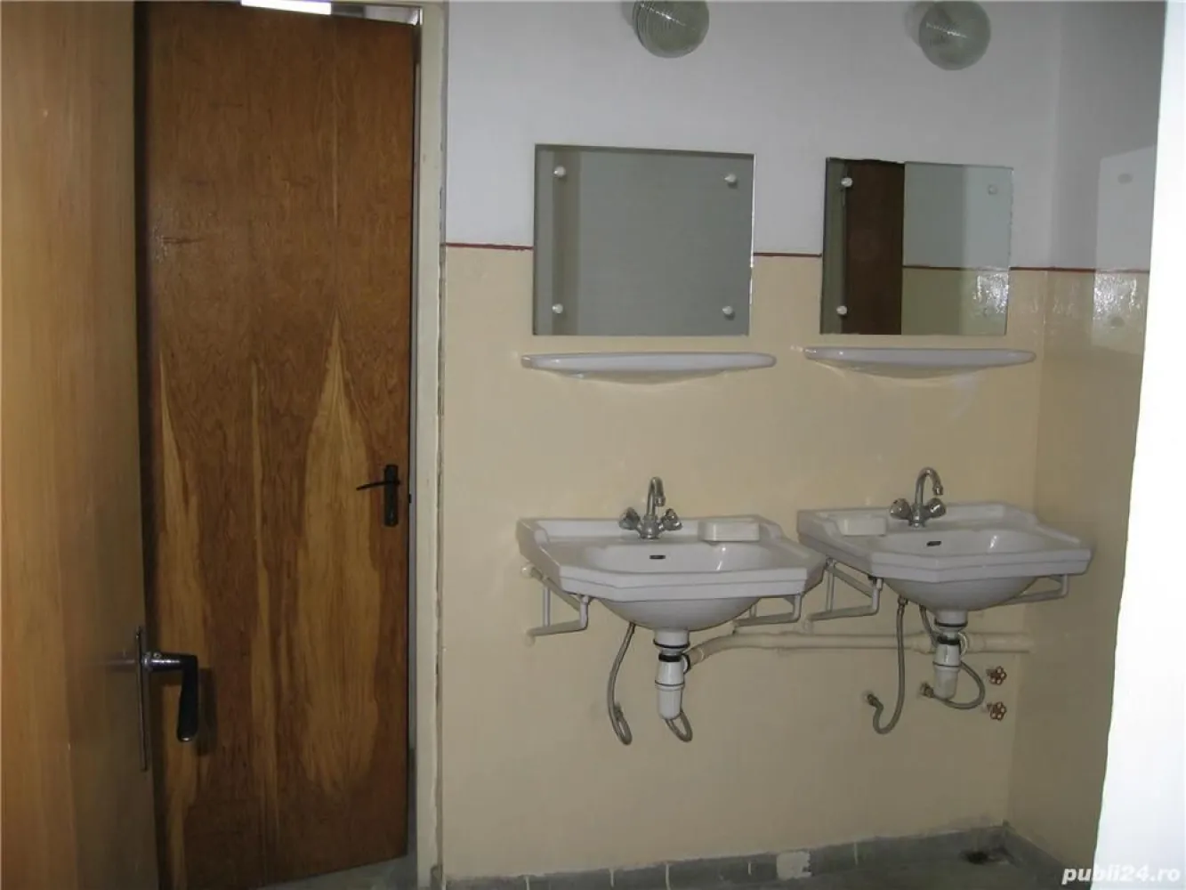 De vanzare Hala si Birouri Sector 6 Bucuresti - DIRECT PROPRIETAR, VAND DOUA CLADIRI:

De vanzare doua cladiri, hala si birouri in sector 6, Bucuresti. Zona Militari - Bd. Uverturii. compuse din 2 imobile dupa cum urmeaza:

Un nivel intreg in cladirea mare, constructie noua zidarie, amprenta la sol 500mp
Suprafata Hala: 370 mp si Suprafata Birouri: 130 mp. SE POATE MODIFICA, NU EXISTA PERETI DE REZISTENTA!!!

Cladirea a doua (in spatele cladirii mari) din constructie noua zidarie:
Imobil P+1+pod, amprenta la sol 100mp + Etaj + Pod.

Cele doua cladiri se pot uni intre ele.

Utilitati:
-curent electric 220v + 380V
-inaltime libera 3.5 m sub plafon
-greutate suportata de podea 1 tona pe metru patrat
-contorizare separata pentru utilitati (apa, gaze, curent electric)
-incalzire centrala pe gaze cu calorifere si registre cu inertie mare (1 ora de functionare mentin caldura aprox 4 ore)
-apa, canalizare, grupuri sanitare, dusuri, bucatarie, etc
-bucatarie
-lift de marfa 2 TONE, suprafata lift 2.5m x 2m x 2m. Vizite lunare de la IFMA. Ridicarea aparaturilor de greutate mare se poate face in prezenta IFMA

Imobilele sunt pretabile pentru activitati de birou, productie si depozit cu pretentii de igiena, clinica medicala, spital privat, sala evenimente
S-au desfasurat in imobile urmatoarele activitati:
-depozit medicamente
-productie si depozit componente electronice
-bucatarie centrala si catering
-productie publicitara si tipografie
-clinica medicala
-service de motociclete