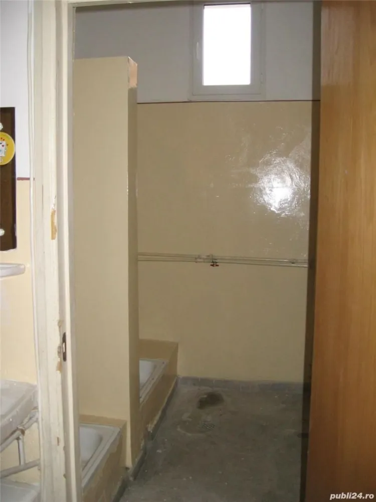 De vanzare Hala si Birouri Sector 6 Bucuresti - DIRECT PROPRIETAR, VAND DOUA CLADIRI:

De vanzare doua cladiri, hala si birouri in sector 6, Bucuresti. Zona Militari - Bd. Uverturii. compuse din 2 imobile dupa cum urmeaza:

Un nivel intreg in cladirea mare, constructie noua zidarie, amprenta la sol 500mp
Suprafata Hala: 370 mp si Suprafata Birouri: 130 mp. SE POATE MODIFICA, NU EXISTA PERETI DE REZISTENTA!!!

Cladirea a doua (in spatele cladirii mari) din constructie noua zidarie:
Imobil P+1+pod, amprenta la sol 100mp + Etaj + Pod.

Cele doua cladiri se pot uni intre ele.

Utilitati:
-curent electric 220v + 380V
-inaltime libera 3.5 m sub plafon
-greutate suportata de podea 1 tona pe metru patrat
-contorizare separata pentru utilitati (apa, gaze, curent electric)
-incalzire centrala pe gaze cu calorifere si registre cu inertie mare (1 ora de functionare mentin caldura aprox 4 ore)
-apa, canalizare, grupuri sanitare, dusuri, bucatarie, etc
-bucatarie
-lift de marfa 2 TONE, suprafata lift 2.5m x 2m x 2m. Vizite lunare de la IFMA. Ridicarea aparaturilor de greutate mare se poate face in prezenta IFMA

Imobilele sunt pretabile pentru activitati de birou, productie si depozit cu pretentii de igiena, clinica medicala, spital privat, sala evenimente
S-au desfasurat in imobile urmatoarele activitati:
-depozit medicamente
-productie si depozit componente electronice
-bucatarie centrala si catering
-productie publicitara si tipografie
-clinica medicala
-service de motociclete