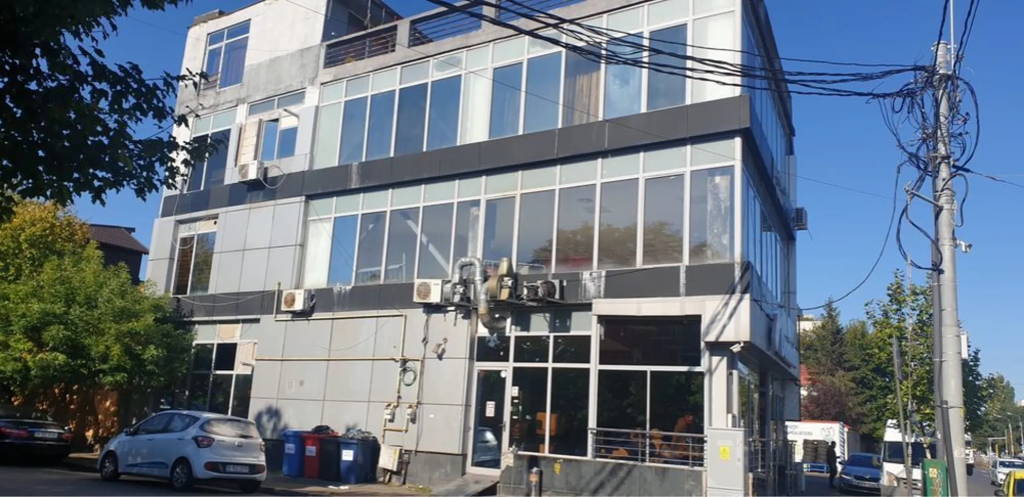 Cladire Comerciala Sector 1 Stradal Sos Chitilei / Commercial Building - Direct Proprietar
Rugam Anunţul sa nu fie preluat de Agenţii .
Sector 1 , Şoseaua Chitilei 143 , Stradal ,
Cadastru , Intabulare , Recepție . Toate actele la zi . 
Ținem să menționăm ca acest imobil are un vad comercial stradal excelent . 
Se vinde Imobil Clădire Comercială cu structura Metalică tip OPEN space pe fiecare etaj : respectiv 140mp/etaj parter , etaj 1 , etaj 2 plus ; -subsol 2 camere aproximativ 40-45mp aerisit constant ,
-terasa circulabila şi mansardabila aproximativ 100mp care nu sunt adăugaţi .
-adiacent terasei , camera de birou aproximativ 40mp , cu baie wc şi dus separat doar pentru birou .
-structura metalică , fiecare etaj poate fi modular şi openspace .
Structura metalică proiectata și raportată pentru mai multe etaje . 
Pretabil : Sediu Banca , Clinica Medicala , Showroom , FastFood , Atelier , Data Center , Birouri .

Clădirea modulara se poate împarţi precum ;
Avem doua uşi de acces pe lateralul imobilului plus intrarea principala de acces prin fata .
Avem doua scări interioare pentru fiecare usa de acces şi etaj .
-Astfel Parterul plus Etajul 1 fiind separat de Etaj 2 plus terasa şi Camera Birou de pe terasa .

Avantaje :
-Stradal/Central Şoseaua Chitilei cu deschidere pe doua străzi
- Doua Puncte de Curent Trifazic putere totala de consum 180kw . 60kw/Per faza/3 faze .
-Doua puncte de gaz , doua contoare separate .
-Doua Centrale Termice
- 3 intrări de acces
-Posibilitate Extindere şi Mansardare
-Terasa totala 140mp pentru panouri FotoVoltaice ,
-Locuri de parcare facile ,
-Fiecare etaj vine cu ; Wc'uri , Dusuri , camere de schimb , camere tehnice ,
-Bucatarie Functionala si utilata la Etajele Superioare .

For sale Commercial Building 450sqm situated in Sector 1 Soseaua Chitilei 143 ,

The building has metallic structure , modular and open space , 140sqm on each floor , we have Ground Floor 140sqm , First Floor 140sqm , Second Floor 140sqm , Office Room with Private Toilet and Shower another 40sqm , Open Terrace 100sqm and two Basement rooms with another 40sqm .
Facilities;
-Two Electrical Contracts with total power consumption up to 180kw
-Two Gas contracts with two separate thermic stations
-3 points of acces , one of the Main Street and another two from the lateral .
-Two separate stairs / this can give the possibility of separating the floors between them without affecting one floor with another .
-Each Floor has its own heating system , technical rooms, separate bathrooms, showers , change rooms ,
-Fully functional Kitchen for the Upper Floors .
-Strong Metalic Structure which can hold strong earthquakes 
-Big Open Terrace ideal for Solar Panels 140sqm
-Parking Spaces ,
-Best Location Near Bus Station , Subway .

We can give furthermore Information also in French and Arabic .