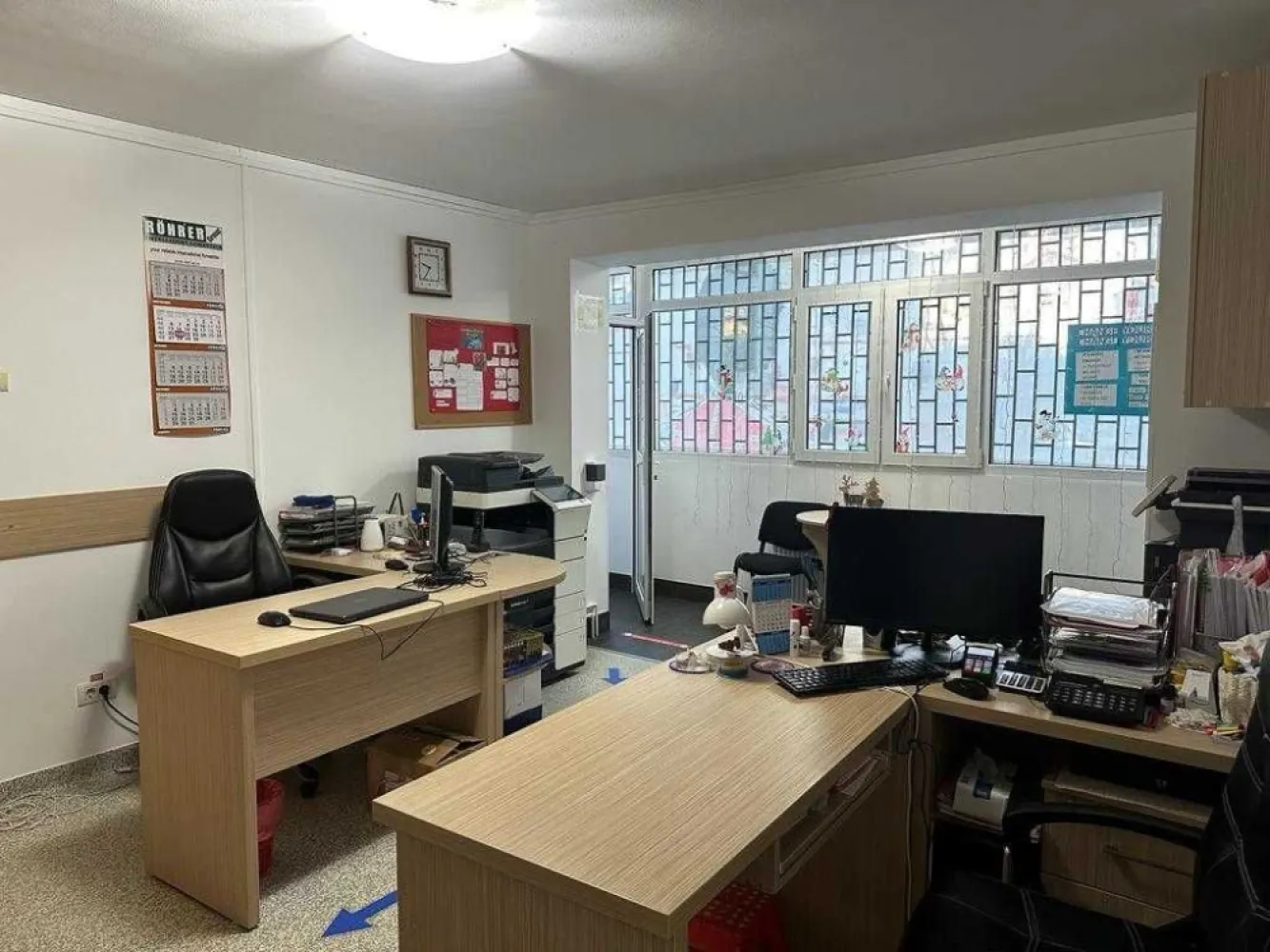 Spatiu Comercial, Spatiu birouri Drumul Taberei, Bd Timisoara - Spatiu Comercial, Spatiu de Birouri in Bd. Timisoara, aproape de Plaza Romania, 5 minute de metrou Tudor Vladimirescu, intrare separata din Bd. Timisoara. Toate modificarile inclusiv intrarea au autorizatie de construire, receptie si intabulare. Usi cu ca yala Mottura atat la intrarea principala cat si la intrarea din scara blocului.
Ideal pentru Notariat, Salon Infrumusetare, Cabinet Stomatologic, Spatiu birouri firma, etc.