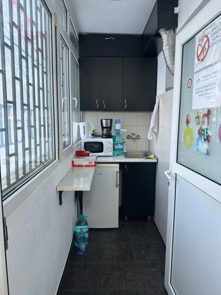 Spatiu Comercial, Spatiu birouri Drumul Taberei, Bd Timisoara - Spatiu Comercial, Spatiu de Birouri in Bd. Timisoara, aproape de Plaza Romania, 5 minute de metrou Tudor Vladimirescu, intrare separata din Bd. Timisoara. Toate modificarile inclusiv intrarea au autorizatie de construire, receptie si intabulare. Usi cu ca yala Mottura atat la intrarea principala cat si la intrarea din scara blocului.
Ideal pentru Notariat, Salon Infrumusetare, Cabinet Stomatologic, Spatiu birouri firma, etc.