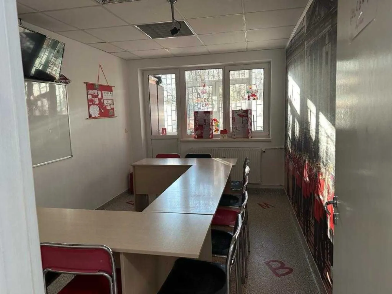 Spatiu Comercial, Spatiu birouri Drumul Taberei, Bd Timisoara - Spatiu Comercial, Spatiu de Birouri in Bd. Timisoara, aproape de Plaza Romania, 5 minute de metrou Tudor Vladimirescu, intrare separata din Bd. Timisoara. Toate modificarile inclusiv intrarea au autorizatie de construire, receptie si intabulare. Usi cu ca yala Mottura atat la intrarea principala cat si la intrarea din scara blocului.
Ideal pentru Notariat, Salon Infrumusetare, Cabinet Stomatologic, Spatiu birouri firma, etc.