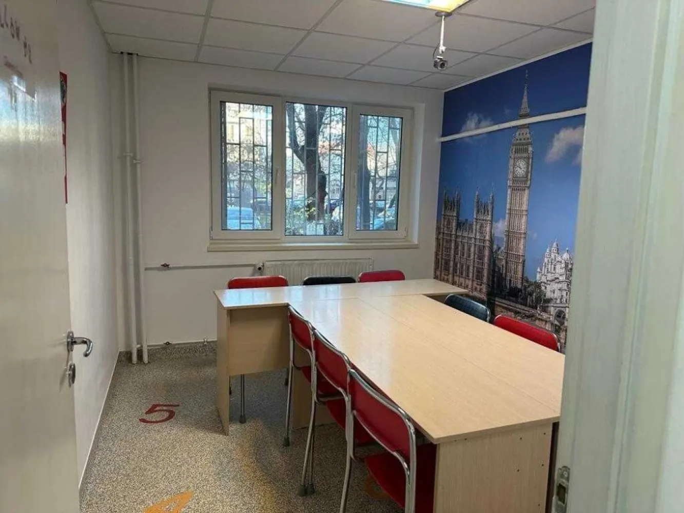 Spatiu Comercial, Spatiu birouri Drumul Taberei, Bd Timisoara - Spatiu Comercial, Spatiu de Birouri in Bd. Timisoara, aproape de Plaza Romania, 5 minute de metrou Tudor Vladimirescu, intrare separata din Bd. Timisoara. Toate modificarile inclusiv intrarea au autorizatie de construire, receptie si intabulare. Usi cu ca yala Mottura atat la intrarea principala cat si la intrarea din scara blocului.
Ideal pentru Notariat, Salon Infrumusetare, Cabinet Stomatologic, Spatiu birouri firma, etc.