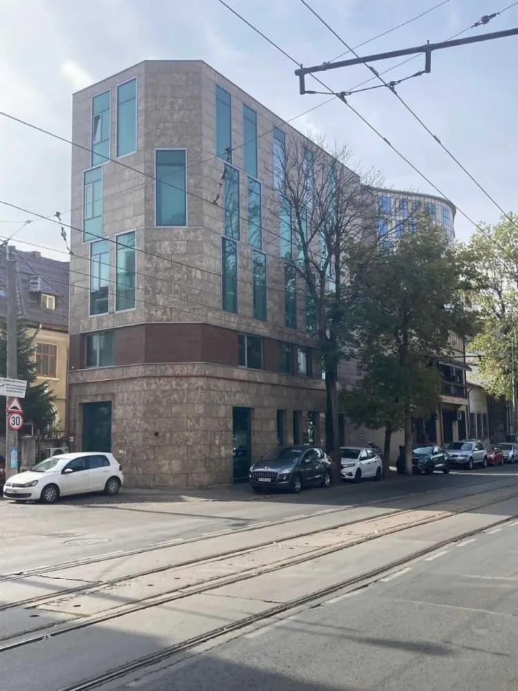 Cladire Birouri Bd. Ferdinand - Cladirea este situata pe Bd. Ferdinand , nr.70 , S+P+4 , teren aferent 186 mp , construita in anul 2015 cu materiale si finisaje de cea mai buna calitate . Cladirea este inchiriata si dispune de urmatoarele facilitati :
- sistem de supraveghere interior & exterior;
- video- interfon ;
- sistem anti-incendiu ;
- sistem de alarma pe fiecare etaj;
- 2 locuri de parcare cu statie de incarcare pt masini electrice;
La parter dispunem de 86,32 mp , iar la etajele 1,2,3&4 avem 111,60 mp . La subsol exista un spatiu mare pentru depozitare , o camera tehnica , o mica chicineta si o toaleta.
Pentru mai multe detalii ma puteti contacta oricand .