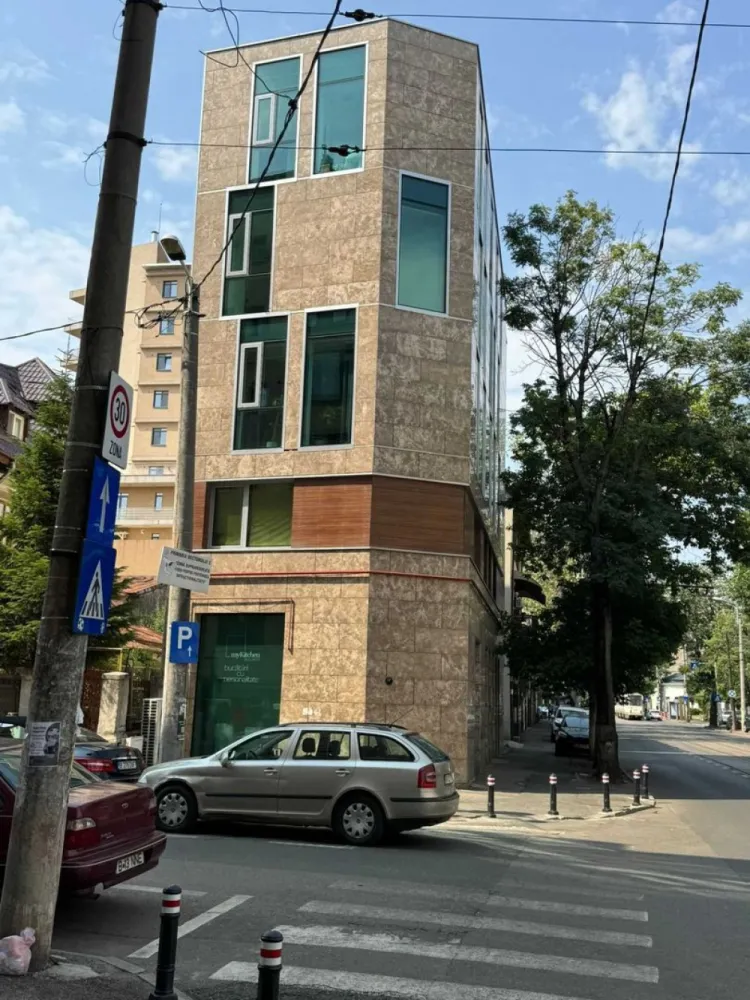 Cladire Birouri Bd. Ferdinand - Cladirea este situata pe Bd. Ferdinand , nr.70 , S+P+4 , teren aferent 186 mp , construita in anul 2015 cu materiale si finisaje de cea mai buna calitate . Cladirea este inchiriata si dispune de urmatoarele facilitati :
- sistem de supraveghere interior & exterior;
- video- interfon ;
- sistem anti-incendiu ;
- sistem de alarma pe fiecare etaj;
- 2 locuri de parcare cu statie de incarcare pt masini electrice;
La parter dispunem de 86,32 mp , iar la etajele 1,2,3&4 avem 111,60 mp . La subsol exista un spatiu mare pentru depozitare , o camera tehnica , o mica chicineta si o toaleta.
Pentru mai multe detalii ma puteti contacta oricand .