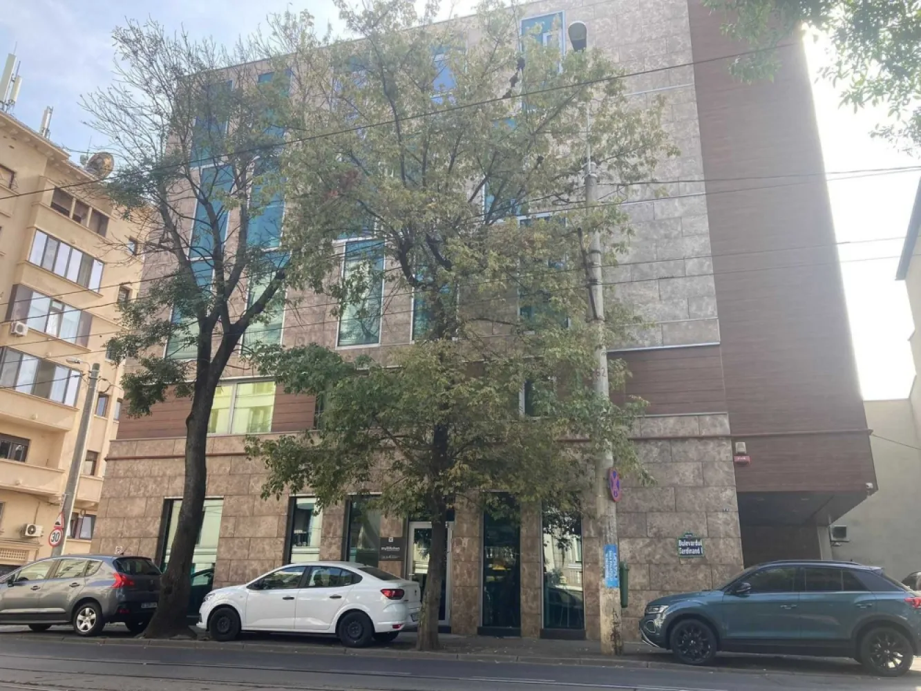 Cladire Birouri Bd. Ferdinand - Cladirea este situata pe Bd. Ferdinand , nr.70 , S+P+4 , teren aferent 186 mp , construita in anul 2015 cu materiale si finisaje de cea mai buna calitate . Cladirea este inchiriata si dispune de urmatoarele facilitati :
- sistem de supraveghere interior & exterior;
- video- interfon ;
- sistem anti-incendiu ;
- sistem de alarma pe fiecare etaj;
- 2 locuri de parcare cu statie de incarcare pt masini electrice;
La parter dispunem de 86,32 mp , iar la etajele 1,2,3&4 avem 111,60 mp . La subsol exista un spatiu mare pentru depozitare , o camera tehnica , o mica chicineta si o toaleta.
Pentru mai multe detalii ma puteti contacta oricand .