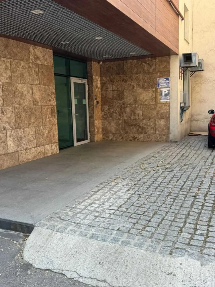 Cladire Birouri Bd. Ferdinand - Cladirea este situata pe Bd. Ferdinand , nr.70 , S+P+4 , teren aferent 186 mp , construita in anul 2015 cu materiale si finisaje de cea mai buna calitate . Cladirea este inchiriata si dispune de urmatoarele facilitati :
- sistem de supraveghere interior & exterior;
- video- interfon ;
- sistem anti-incendiu ;
- sistem de alarma pe fiecare etaj;
- 2 locuri de parcare cu statie de incarcare pt masini electrice;
La parter dispunem de 86,32 mp , iar la etajele 1,2,3&4 avem 111,60 mp . La subsol exista un spatiu mare pentru depozitare , o camera tehnica , o mica chicineta si o toaleta.
Pentru mai multe detalii ma puteti contacta oricand .