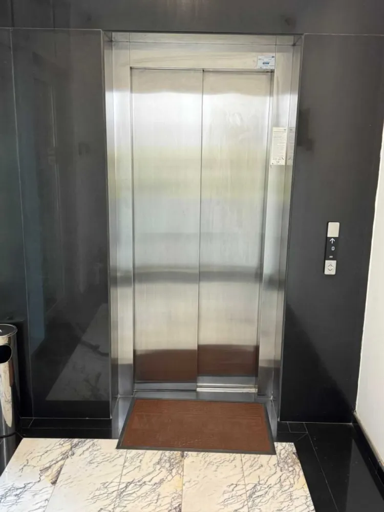 Cladire Birouri Bd. Ferdinand - Cladirea este situata pe Bd. Ferdinand , nr.70 , S+P+4 , teren aferent 186 mp , construita in anul 2015 cu materiale si finisaje de cea mai buna calitate . Cladirea este inchiriata si dispune de urmatoarele facilitati :
- sistem de supraveghere interior & exterior;
- video- interfon ;
- sistem anti-incendiu ;
- sistem de alarma pe fiecare etaj;
- 2 locuri de parcare cu statie de incarcare pt masini electrice;
La parter dispunem de 86,32 mp , iar la etajele 1,2,3&4 avem 111,60 mp . La subsol exista un spatiu mare pentru depozitare , o camera tehnica , o mica chicineta si o toaleta.
Pentru mai multe detalii ma puteti contacta oricand .