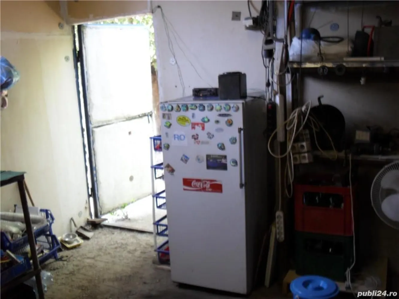 Teren si hala mica industriala zona Fundeni-Colentina- Doboesti - Hala mica 100mp inaltime 3m si teren800 mp,curent 380v ( putere instalare7kv) apa canal,gaze,fintina,hala betonata si rampa auto interioara, tablou si linii electrice instalate ptr.380v Str. necirculata intens (infundata) asfaltataVecinatati cu gard de beton.Deschidere 13m,ideala si constructii.