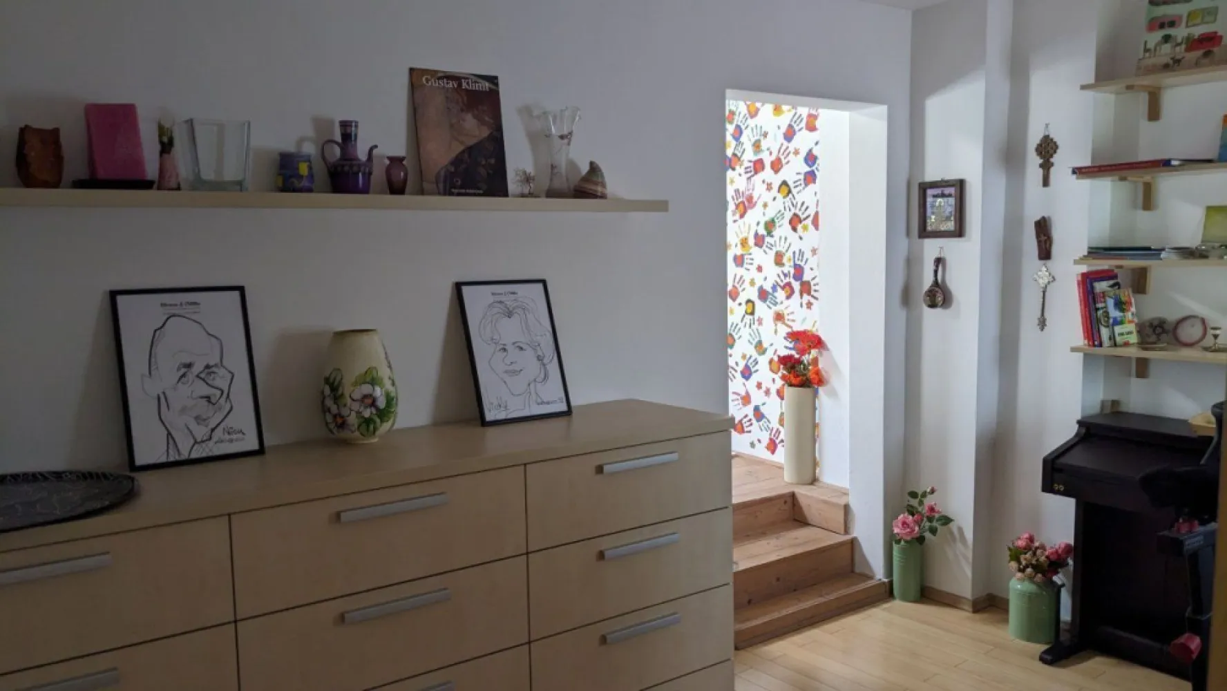 Proprietar, vand casa in Bucuresti langa Piata Alba Iulia, 168 mp utili - De vanzare casa locuita pe o strada linistita, intre Piata Alba Iulia si Calea Calarasi. Casa are curte proprie (32 mp) care nu este la strada, aflata intr-o curte mai mare cu alte 3 proprietati, fiecare cu curte proprie. Casa a fost construita in 1940 si consolidata / reamenjata in 2011.
La parter (70.5 mp utili) avem holul de intrare, un dormitor mare, o sufragerie si bucatarie deschisa, un dormitor/birou mic, o baie mare si una mica .
La etaj avem o camera de trecere, o sufragerie, un dormitor mare si doua dormitoare/birouri mici (72.3 mp utili).
La subsol avem doua camere cu spatii de depozitare si tehnice (25.6 mp).
Casa este potrivita pentru o familie cu copii, datorita numarului de camere. 
Nu are loc de parcare dedicat, dar exista loc de parcare nenominal pentru care se plateste taxa, conform reglementarilor locale in sectorul 3.
Casa are multe spatii de depozitare, este dotata cu aer conditionat si centrala termica pe gaze. Se vinde mobilata complet.
Casa mai are o anexa de 15 mp (inscrisa drept garaj, insa accesul e greoi, si este folosita pentru depozitare).