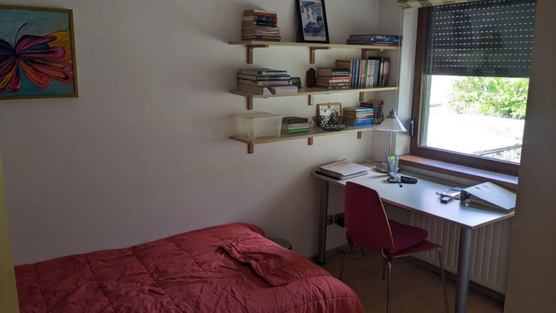 Proprietar, vand casa in Bucuresti langa Piata Alba Iulia, 168 mp utili - De vanzare casa locuita pe o strada linistita, intre Piata Alba Iulia si Calea Calarasi. Casa are curte proprie (32 mp) care nu este la strada, aflata intr-o curte mai mare cu alte 3 proprietati, fiecare cu curte proprie. Casa a fost construita in 1940 si consolidata / reamenjata in 2011.
La parter (70.5 mp utili) avem holul de intrare, un dormitor mare, o sufragerie si bucatarie deschisa, un dormitor/birou mic, o baie mare si una mica .
La etaj avem o camera de trecere, o sufragerie, un dormitor mare si doua dormitoare/birouri mici (72.3 mp utili).
La subsol avem doua camere cu spatii de depozitare si tehnice (25.6 mp).
Casa este potrivita pentru o familie cu copii, datorita numarului de camere. 
Nu are loc de parcare dedicat, dar exista loc de parcare nenominal pentru care se plateste taxa, conform reglementarilor locale in sectorul 3.
Casa are multe spatii de depozitare, este dotata cu aer conditionat si centrala termica pe gaze. Se vinde mobilata complet.
Casa mai are o anexa de 15 mp (inscrisa drept garaj, insa accesul e greoi, si este folosita pentru depozitare).