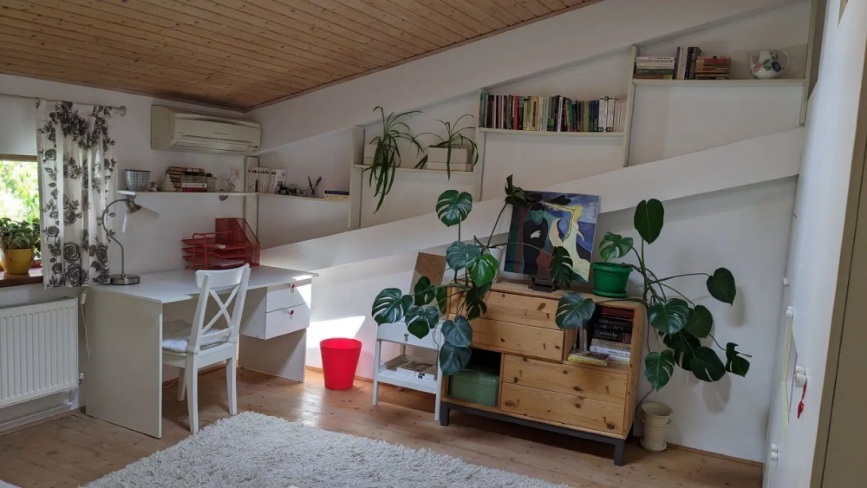 Proprietar, vand casa in Bucuresti langa Piata Alba Iulia, 168 mp utili - De vanzare casa locuita pe o strada linistita, intre Piata Alba Iulia si Calea Calarasi. Casa are curte proprie (32 mp) care nu este la strada, aflata intr-o curte mai mare cu alte 3 proprietati, fiecare cu curte proprie. Casa a fost construita in 1940 si consolidata / reamenjata in 2011.
La parter (70.5 mp utili) avem holul de intrare, un dormitor mare, o sufragerie si bucatarie deschisa, un dormitor/birou mic, o baie mare si una mica .
La etaj avem o camera de trecere, o sufragerie, un dormitor mare si doua dormitoare/birouri mici (72.3 mp utili).
La subsol avem doua camere cu spatii de depozitare si tehnice (25.6 mp).
Casa este potrivita pentru o familie cu copii, datorita numarului de camere. 
Nu are loc de parcare dedicat, dar exista loc de parcare nenominal pentru care se plateste taxa, conform reglementarilor locale in sectorul 3.
Casa are multe spatii de depozitare, este dotata cu aer conditionat si centrala termica pe gaze. Se vinde mobilata complet.
Casa mai are o anexa de 15 mp (inscrisa drept garaj, insa accesul e greoi, si este folosita pentru depozitare).