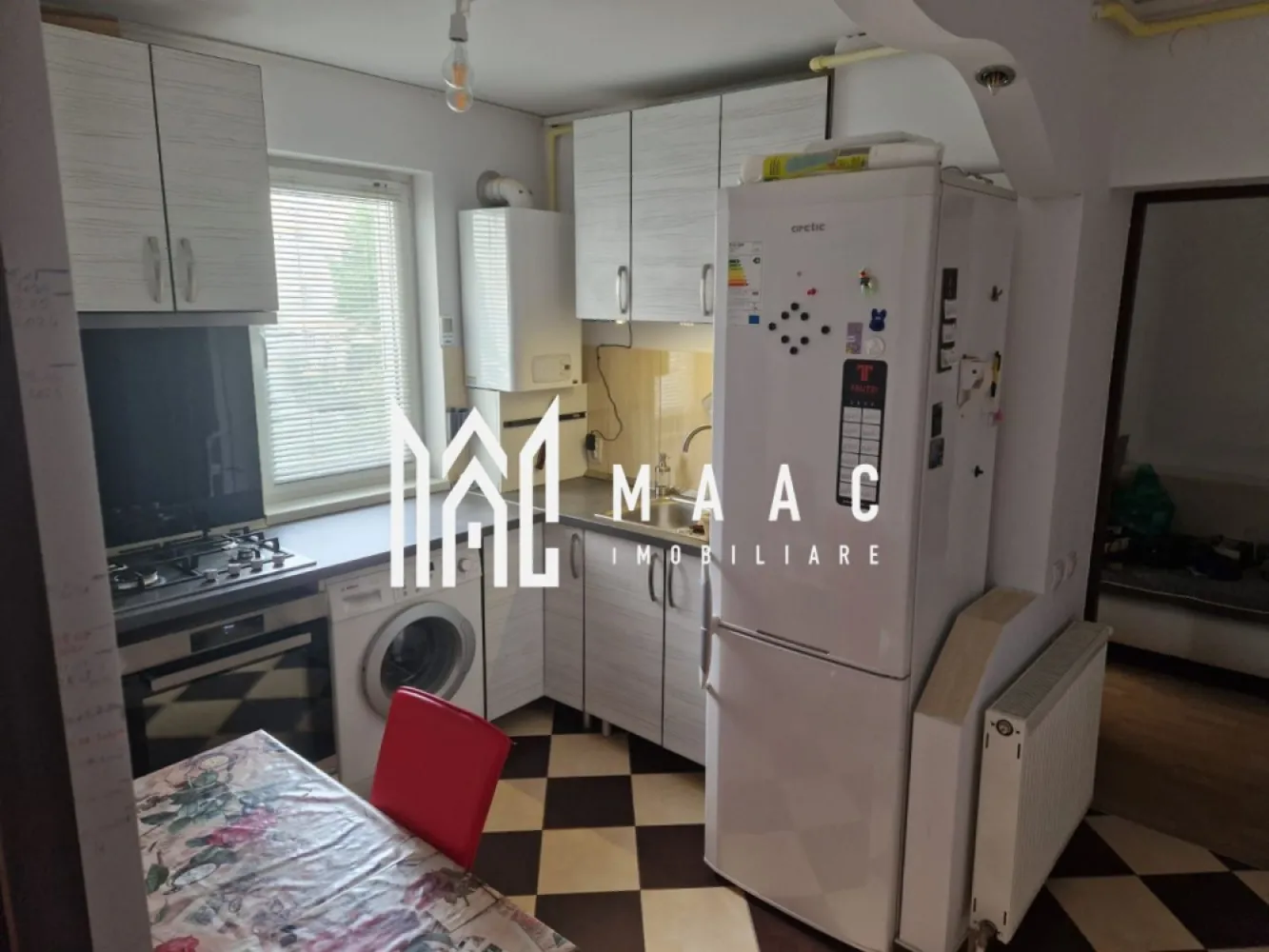 Apartament 3 Camere I Etaj Intermediar I Renovat I Cisnadie - MAAC Imobiliare vă propune spre vânzare un apartament cu 3 camere decomandat situat în orașul Cisnădie, într-o zonă liniștită, potrivită pentru familii.

Locuința este amplasată într-un imobil izolat termic pe exterior, ceea ce contribuie la un confort termic sporit și la costuri reduse de întreținere.

Apartamentul beneficiază de o compartimentare practică, specifică locuințelor decomandate, oferind spații bine delimitate pentru locuire.

Zona în care este situată proprietatea oferă acces facil către numeroase facilități urbane precum magazine, creșe, grădinițe și școli, ceea ce o face potrivită pentru familiile cu copii sau pentru cei care își doresc o locuință într-un mediu liniștit, dar bine conectat.

Pentru mai multe detalii, vă rugăm să menționați telefonic că ați văzut anunțul cu CP2770261.